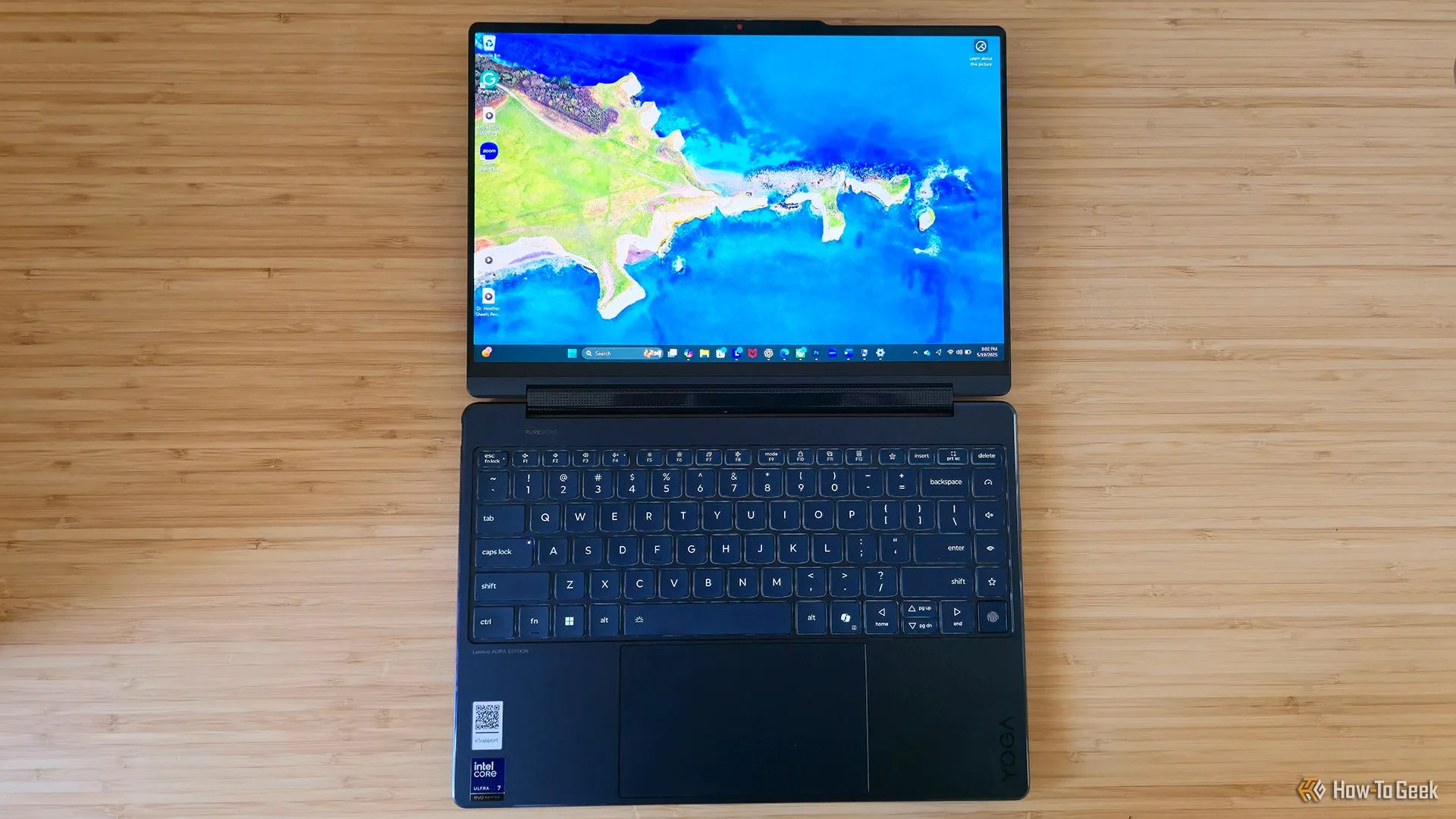 Laptop Lenovo Yoga 9i 2-in-1 Gen 10 màu bạc nằm phẳng trên bàn làm việc
