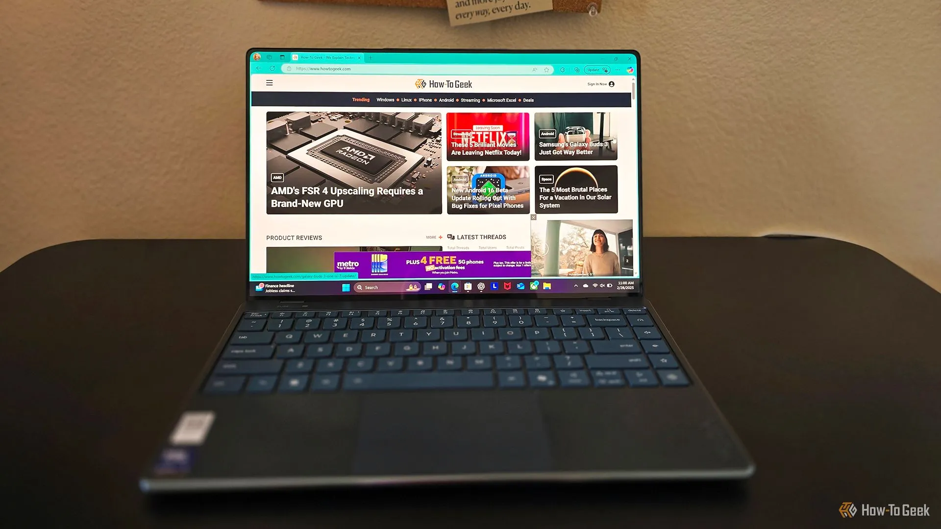 Laptop Lenovo Yoga Slim 9i Gen 10 đang mở trên bàn, minh họa khả năng xử lý đa nhiệm hiệu quả của thiết bị.