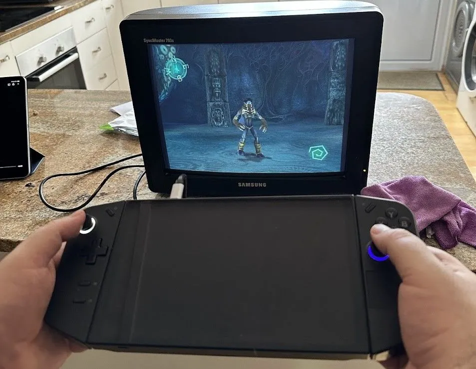 Lenovo Legion Go đang kết nối với màn hình CRT và hiển thị game Legacy of Kain Soul Reaver 1 và 2 Remastered