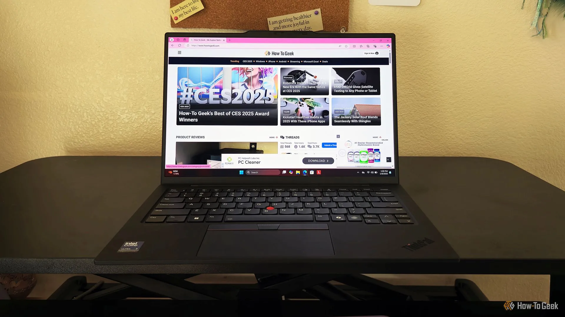 Lenovo ThinkPad X1 Carbon Gen 13 Aura Edition đặt trên bàn làm việc