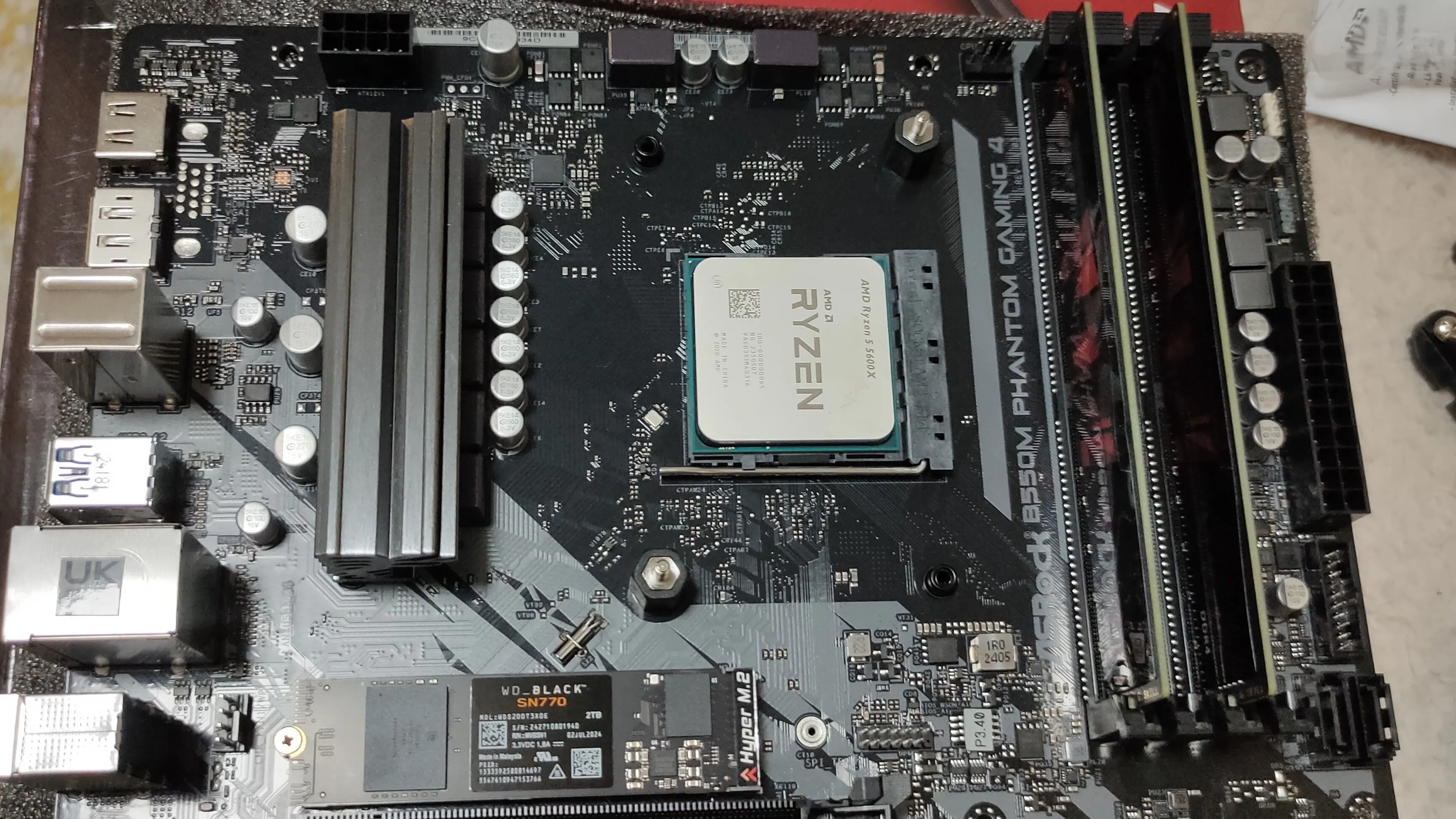 Linh kiện máy tính PC bao gồm SSD NVMe, thể hiện nhu cầu nâng cấp bộ nhớ của game thủ trên một chiếc Mac gaming