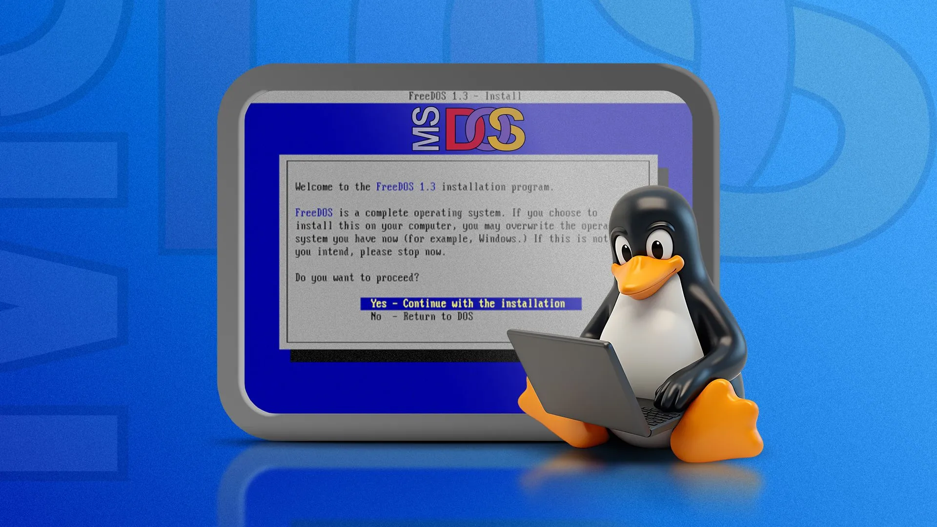 Linh vật Linux đang sử dụng máy tính xách tay, phía sau là màn hình FreeDOS hiển thị giao diện dòng lệnh
