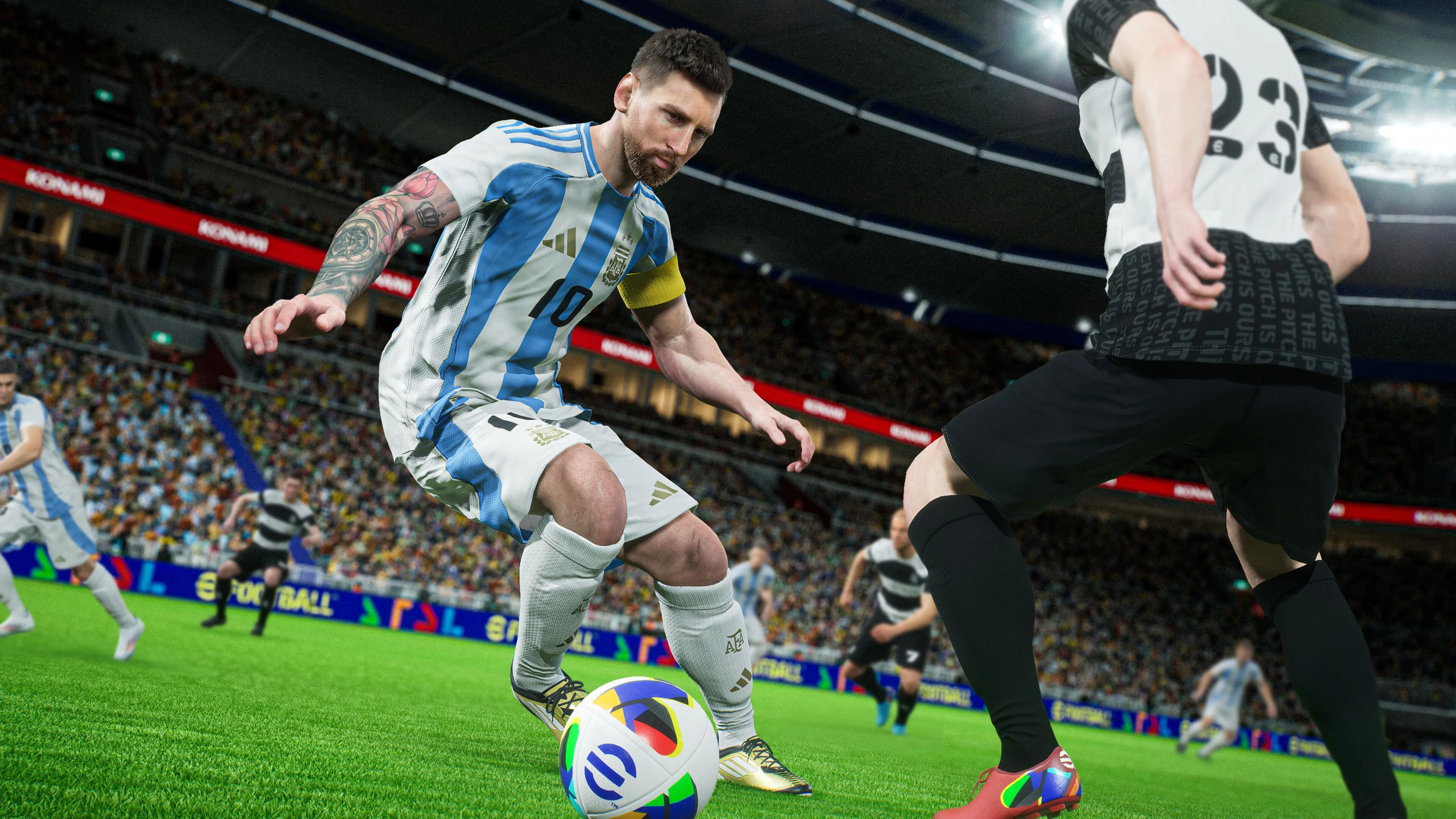 Lionel Messi đang rê bóng trong game eFootball