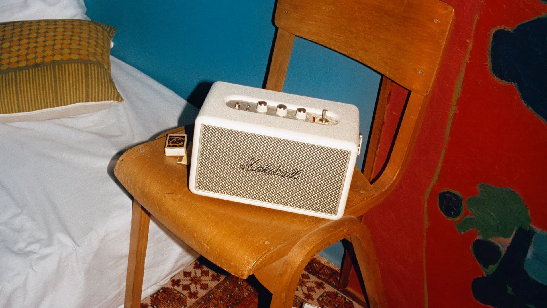 Loa di động Marshall Kilburn III với thiết kế cổ điển và thời lượng pin ấn tượng, minh họa sản phẩm âm thanh cao cấp