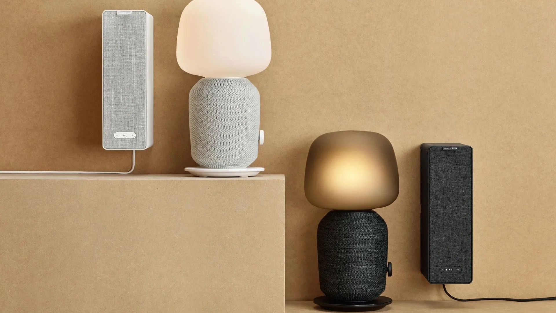 Loa Symfonisk của Sonos đặt cạnh đèn