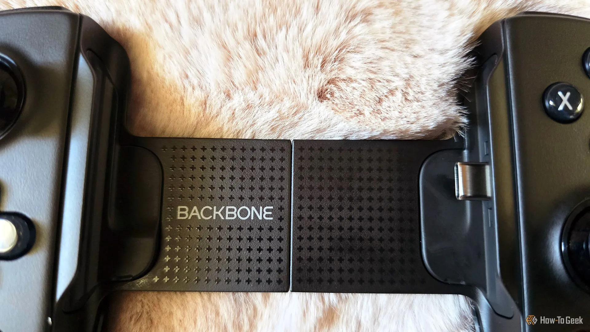Logo Backbone trên tay cầm chơi game Backbone Pro, nhấn mạnh thương hiệu cao cấp