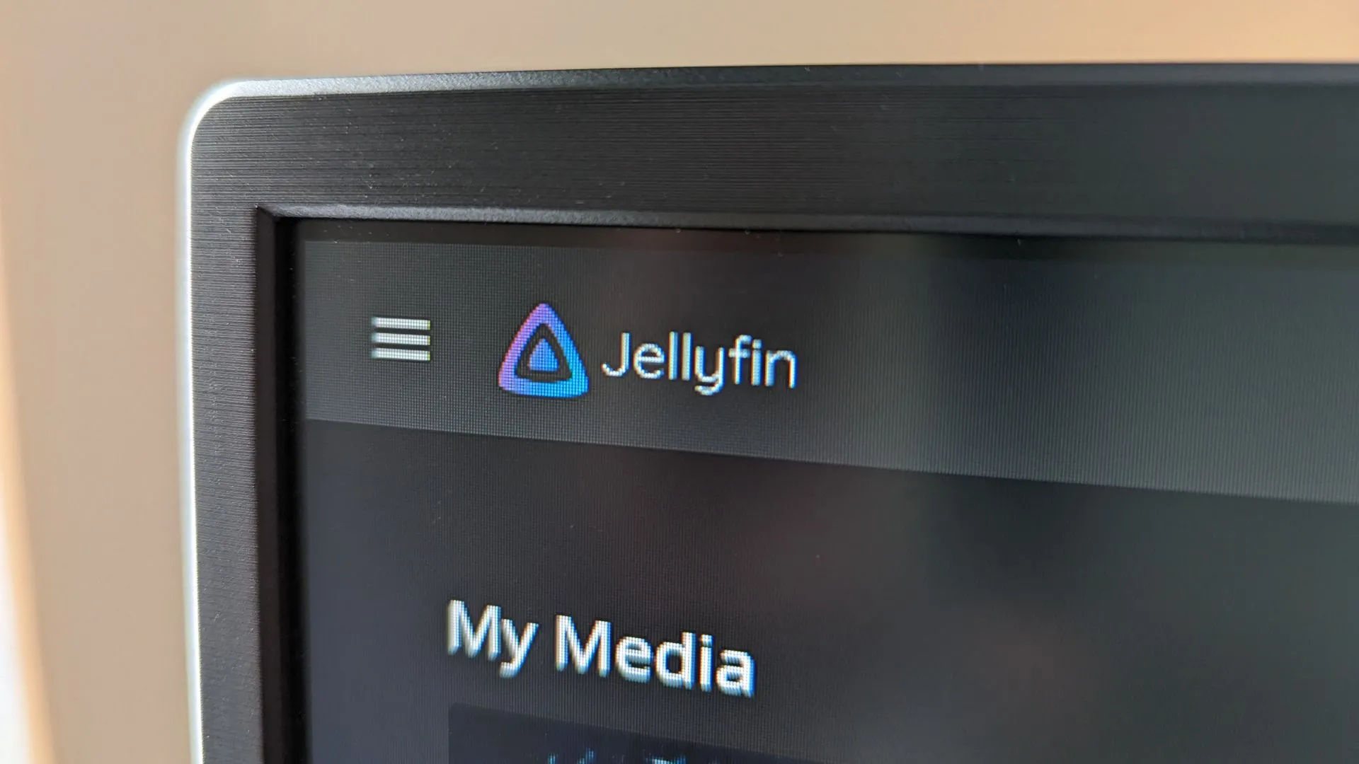 Logo Jellyfin trên màn hình máy tính, đại diện cho máy chủ đa phương tiện tự lưu trữ