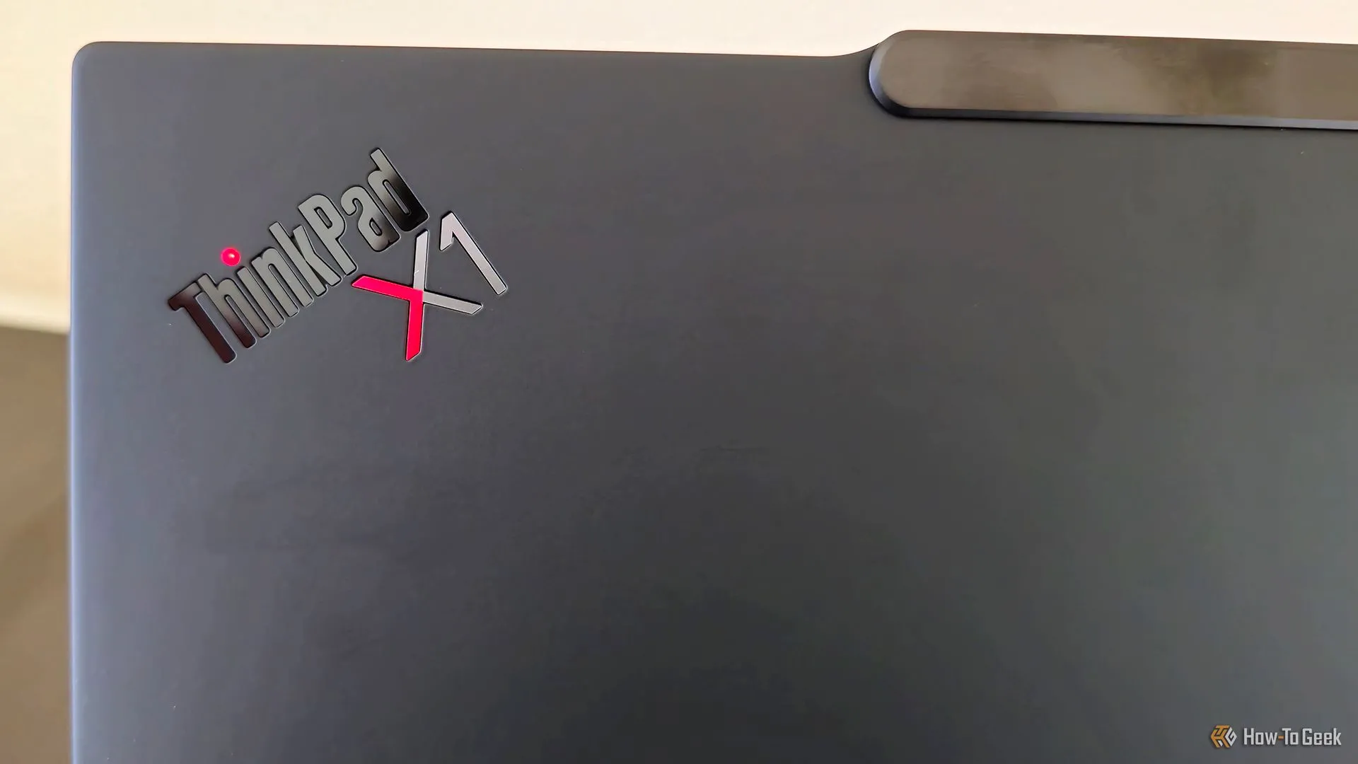 Logo ThinkPad màu đỏ đặc trưng trên nắp lưng Lenovo ThinkPad X1 Carbon Gen 13 Aura Edition