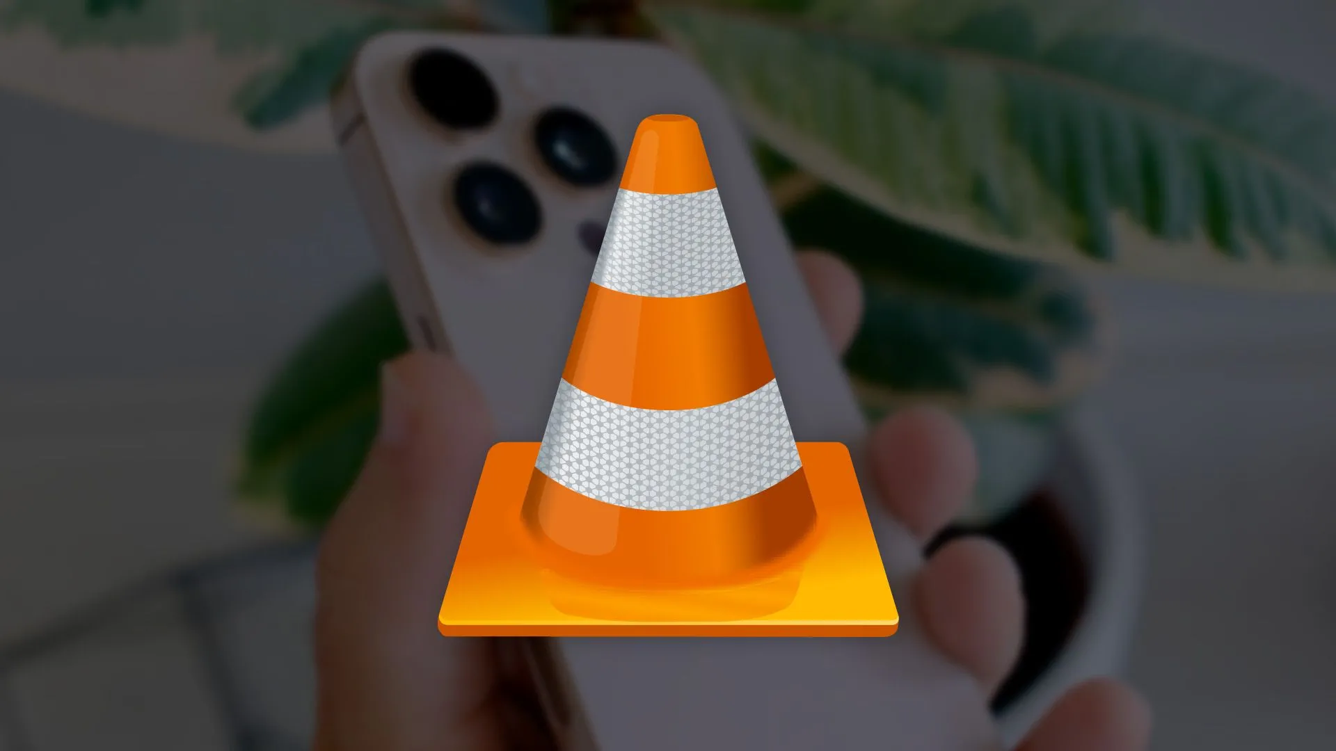 Logo VLC Media Player nổi bật trên nền iPhone, minh họa tính linh hoạt của phần mềm trên nhiều nền tảng, hỗ trợ xem phim DVD trên máy tính.