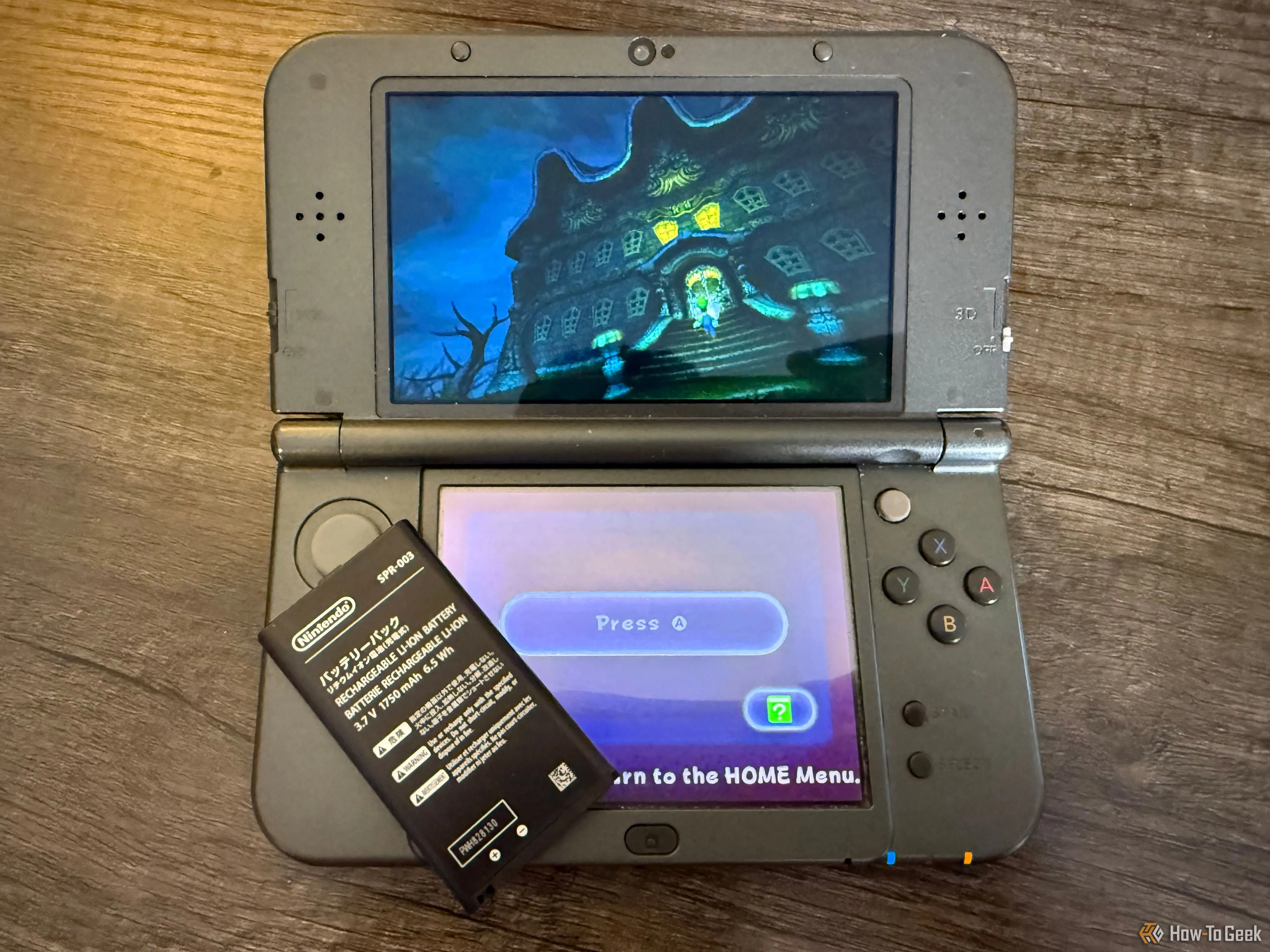 Luigi đang chạy trong game Luigi's Mansion