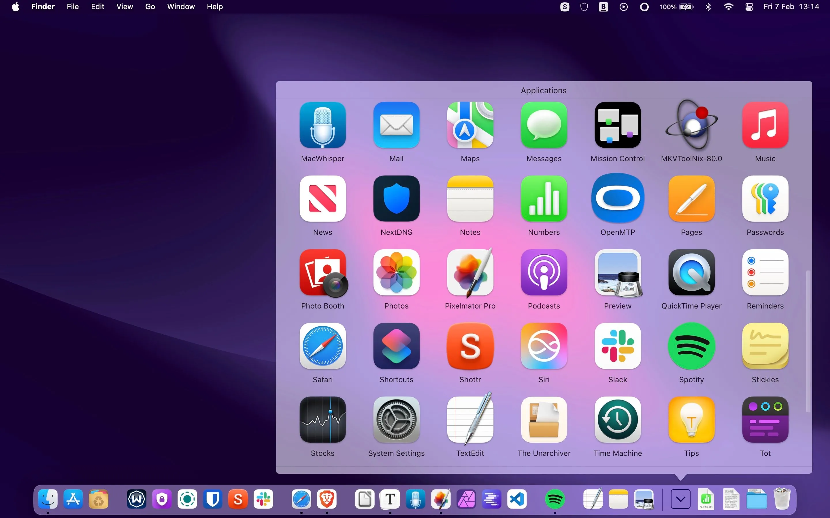 Lưới ứng dụng (Applications grid) được mở trực tiếp từ biểu tượng thư mục Ứng dụng trên Dock macOS.