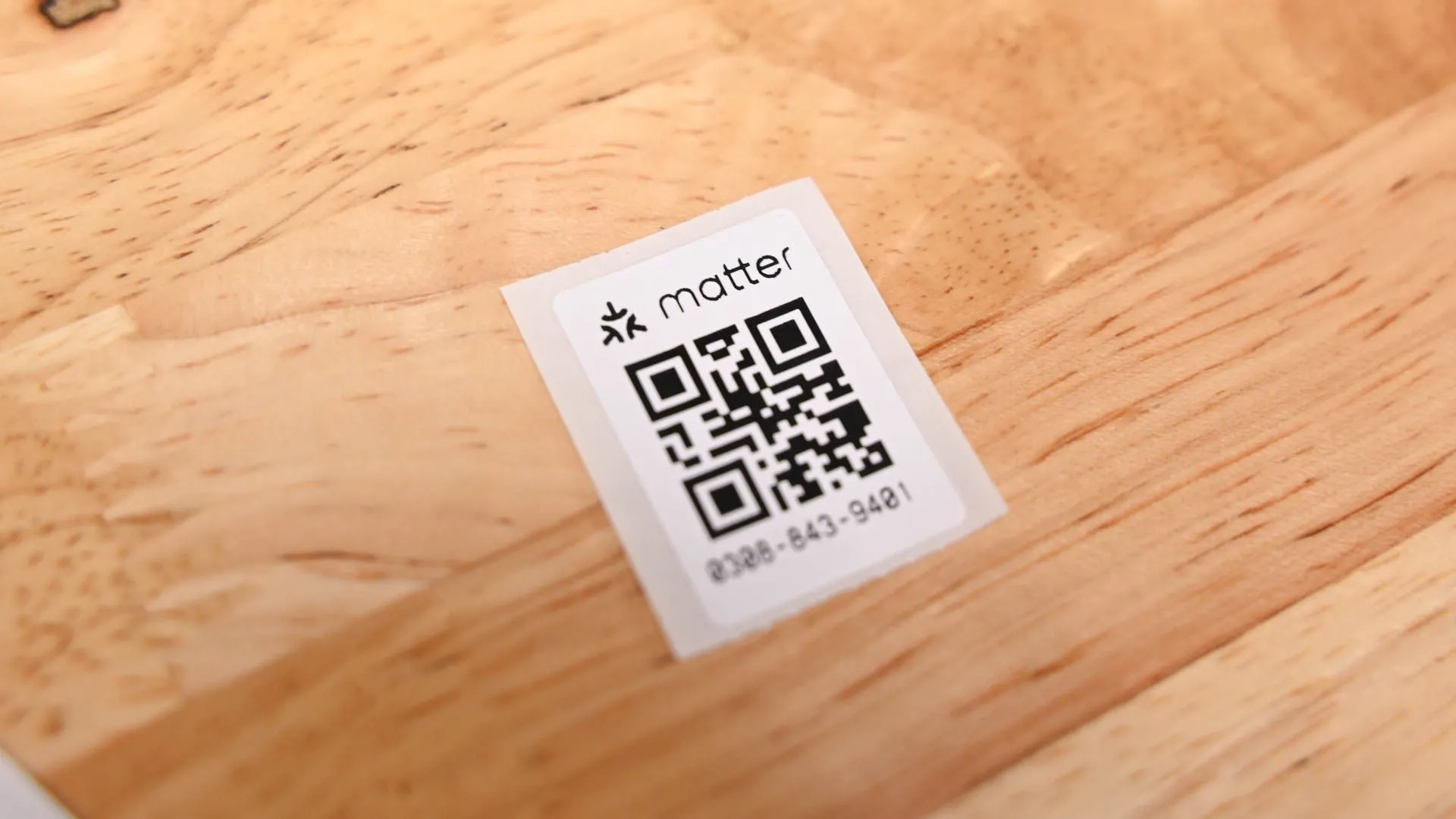 Mã QR tiêu chuẩn Matter trên hộp thiết bị Tapo Smart WiFi Light Switch, minh họa việc cần smartphone để quét và thiết lập.