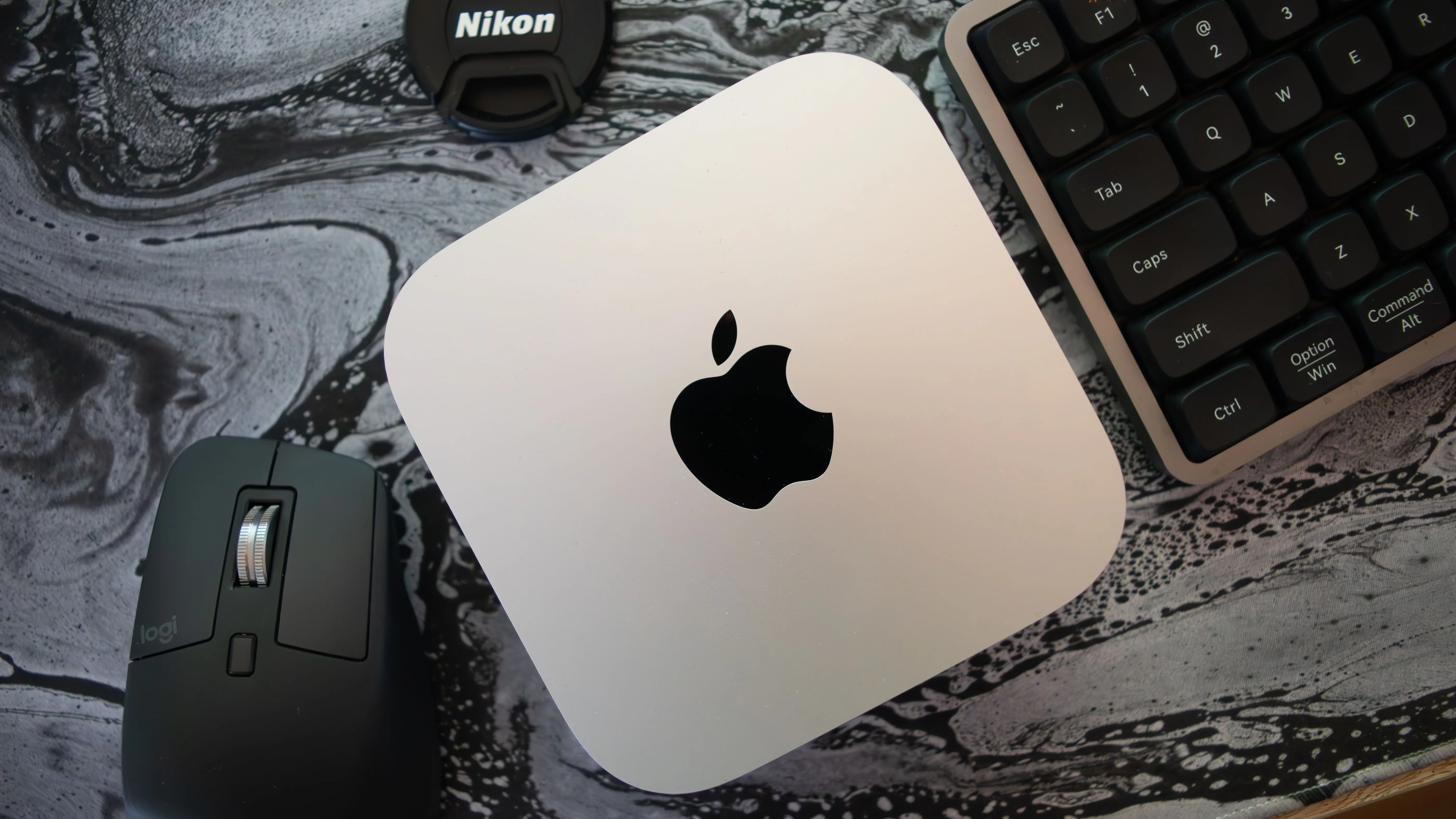 Mac mini M4 cùng bàn phím và chuột trên bàn.