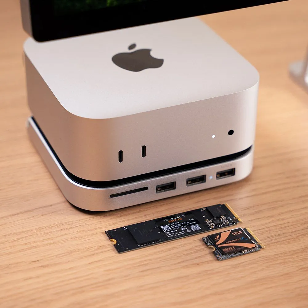 Mac Mini M4 đặt trên đế Satechi Stand &amp; Hub, thể hiện thiết kế liền mạch