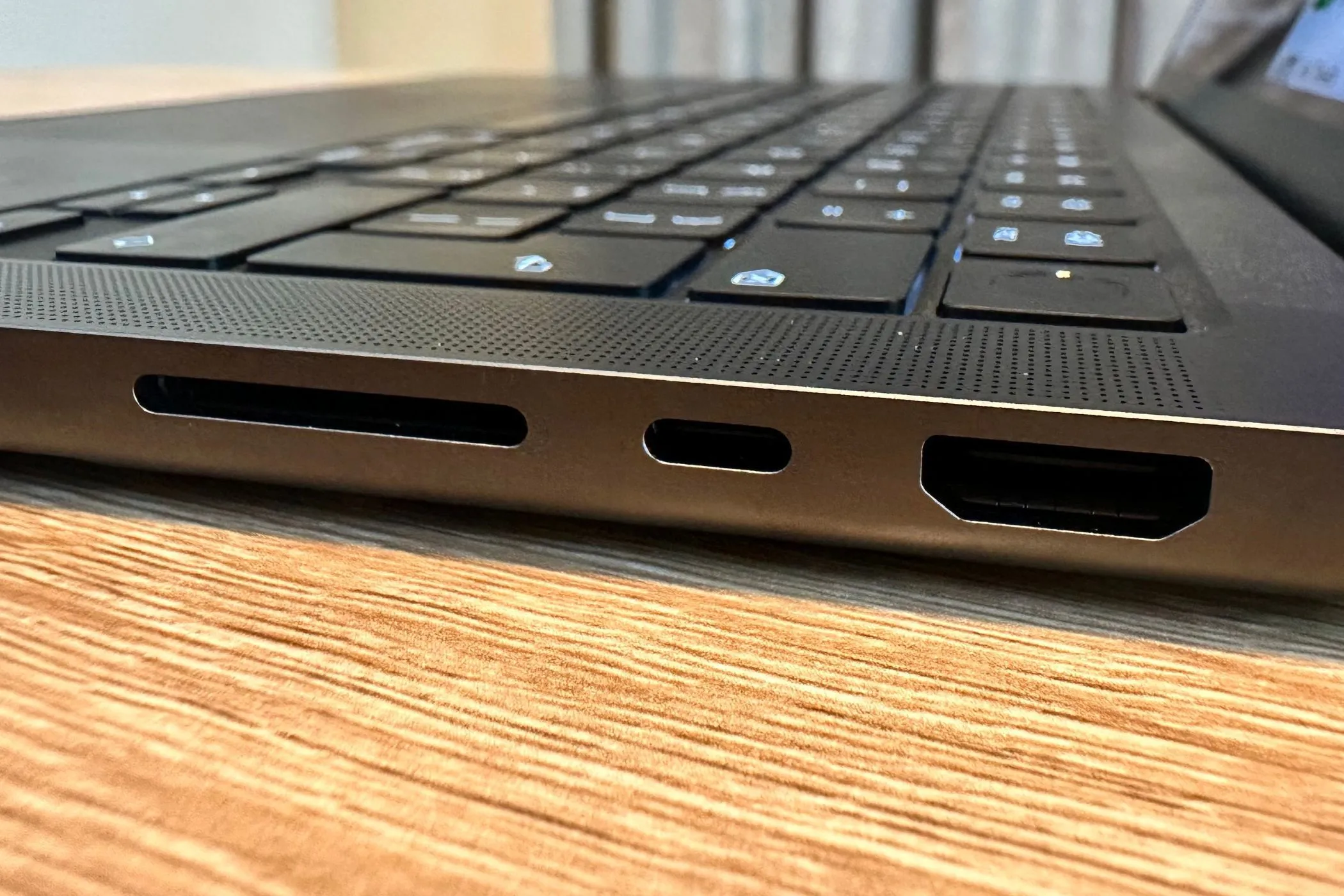 MacBook Pro với các cổng kết nối Thunderbolt, HDMI và khe thẻ SD.