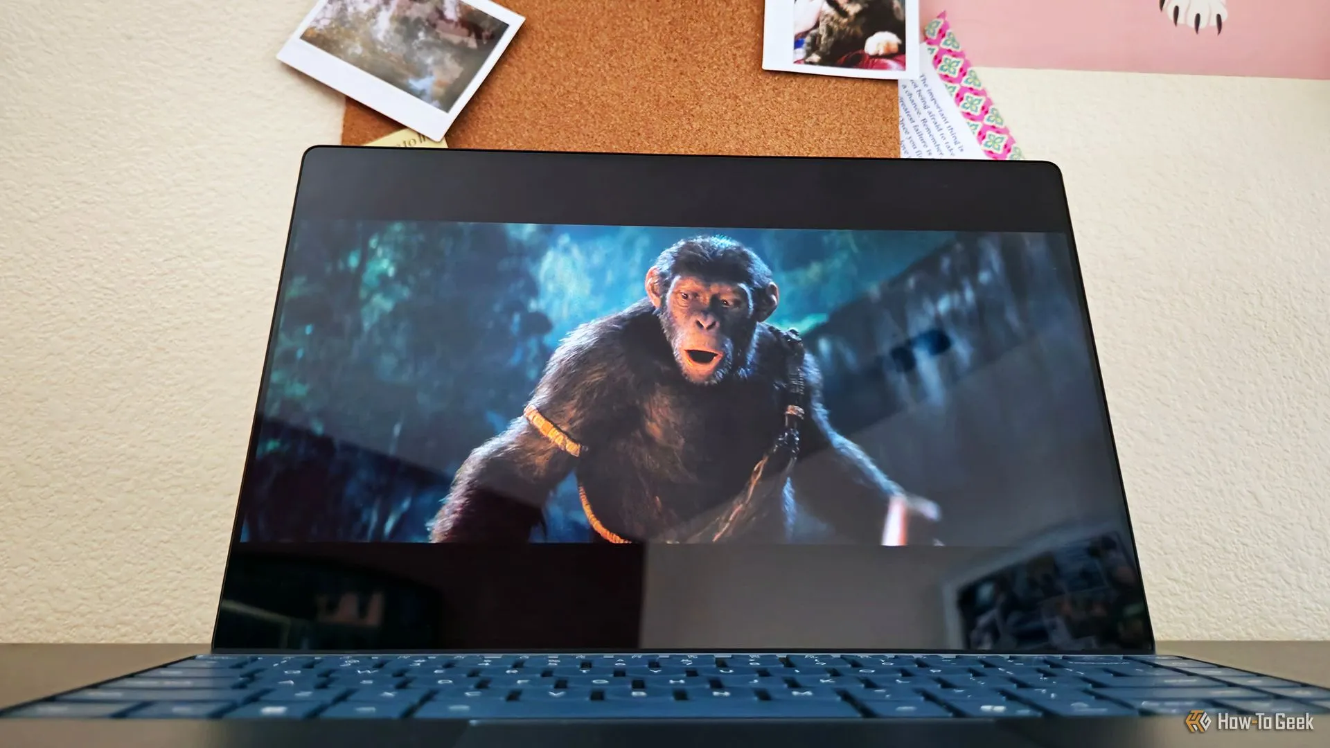Màn hình 4K OLED của Lenovo Yoga Slim 9i Gen 10 hiển thị cảnh phim &quot;Kingdom of the Planet of the Apes&quot;, minh họa chất lượng hiển thị sống động.