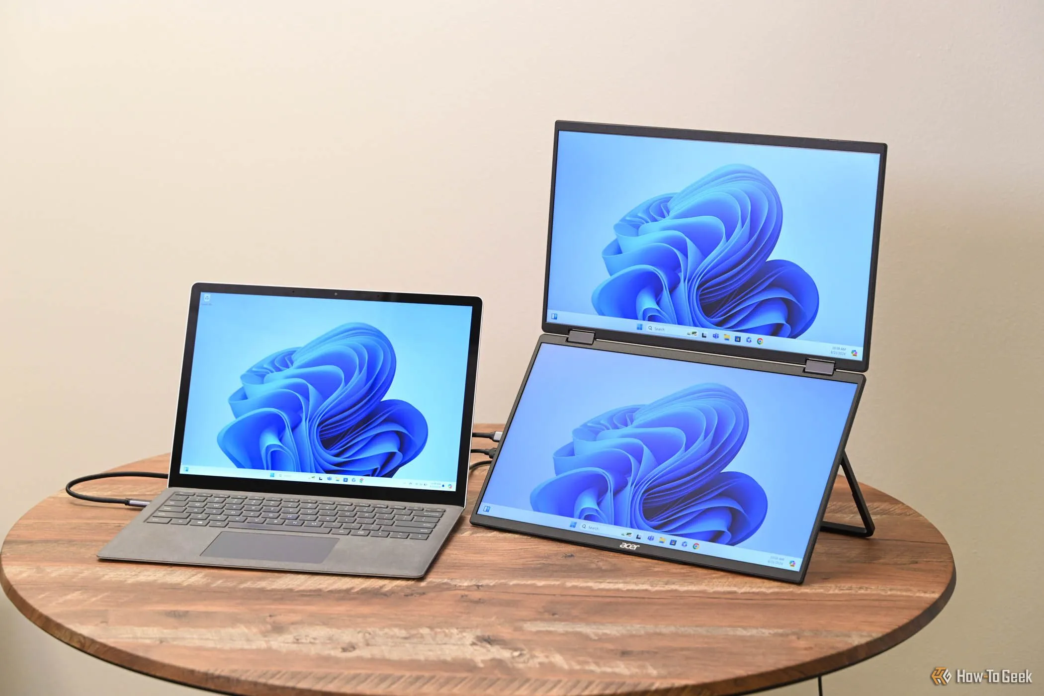 Màn hình Acer PD163Q hiển thị giao diện Windows với nhiều trang web mở, minh họa vấn đề UI scaling