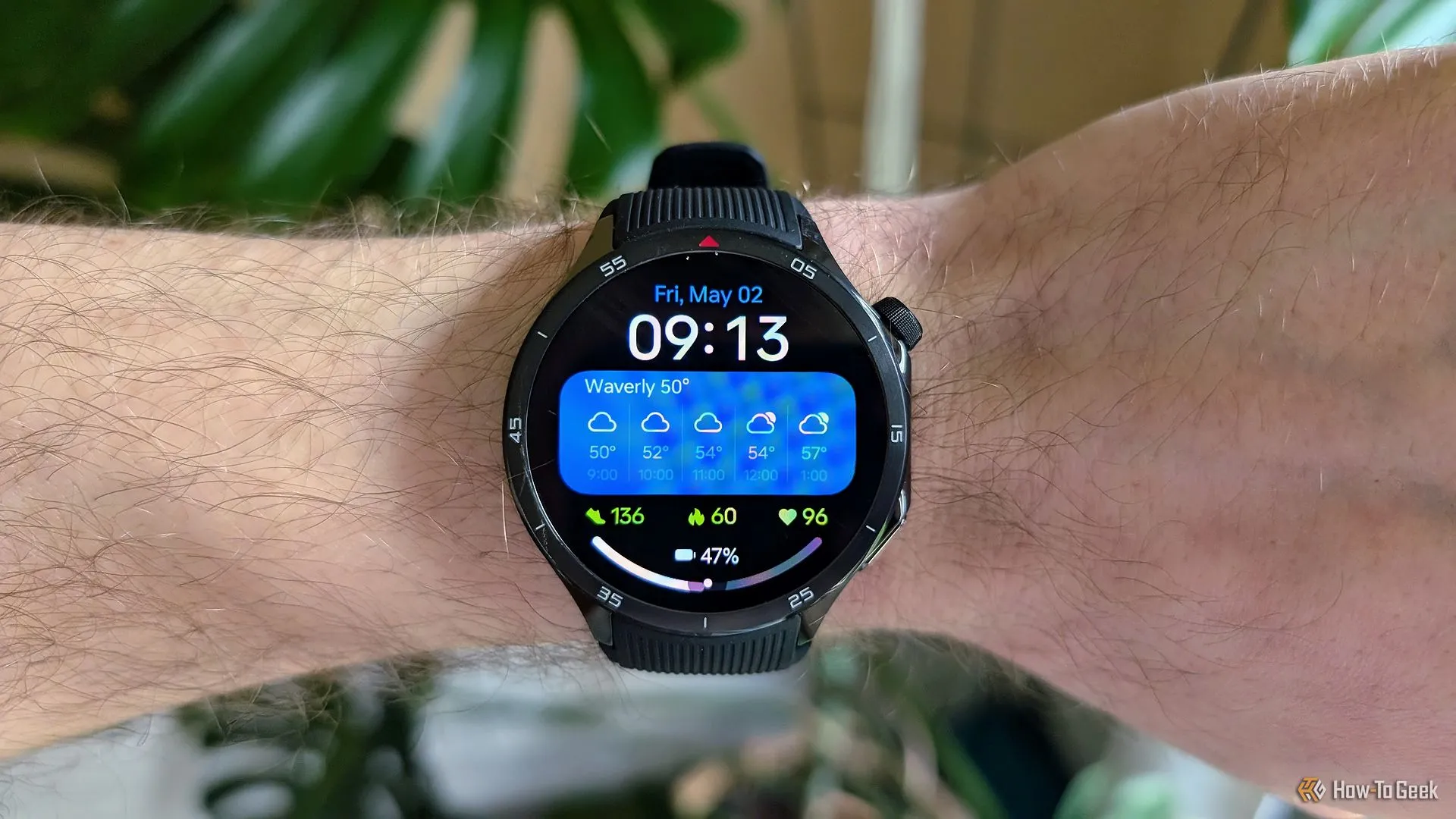 Màn hình AMOLED sống động của OnePlus Watch 3 hiển thị rõ nét dưới ánh sáng mặt trời.