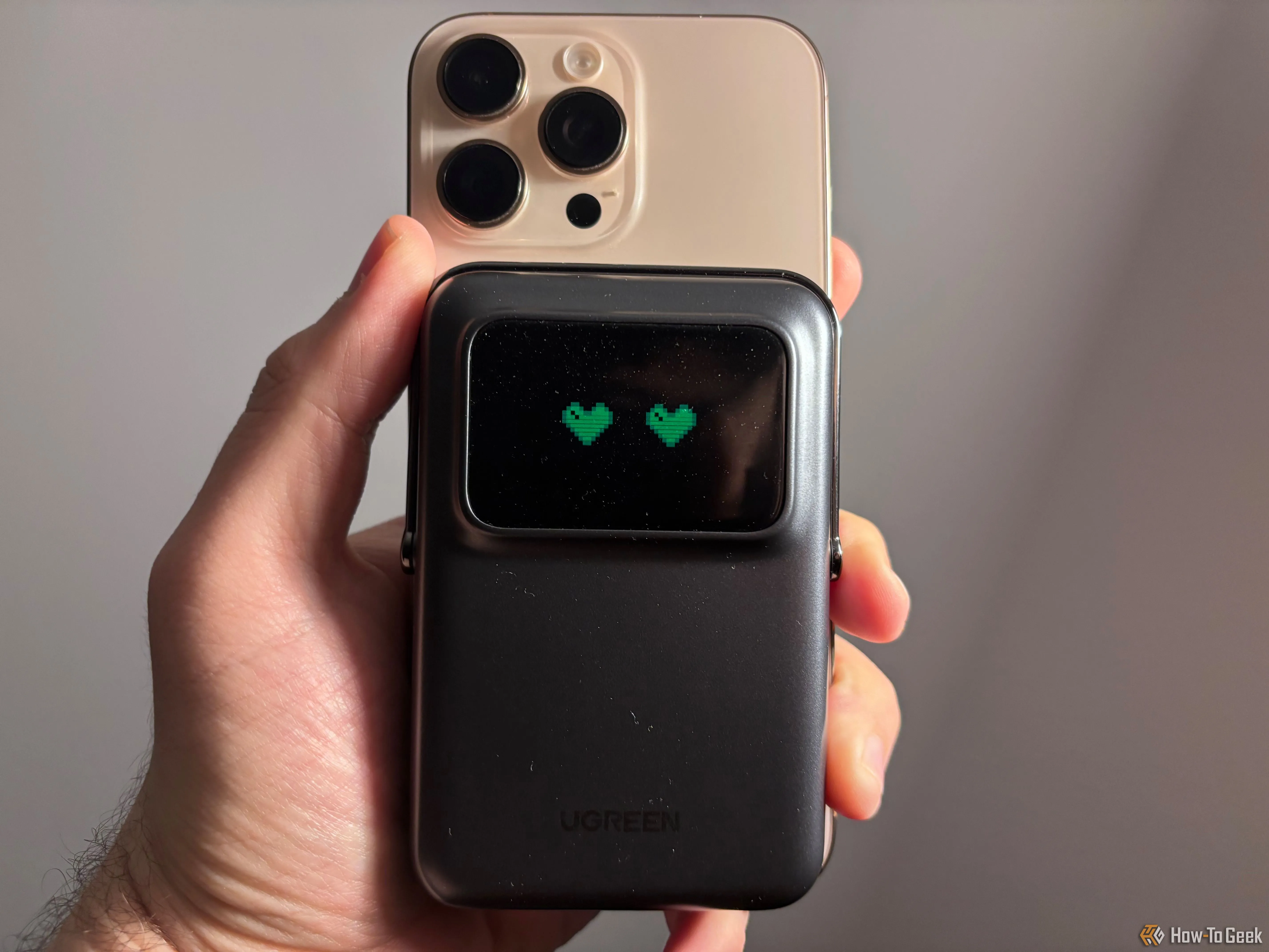 Màn hình biểu cảm độc đáo của Ugreen Uno hiển thị hình trái tim khi gắn vào iPhone 16 Pro Max.