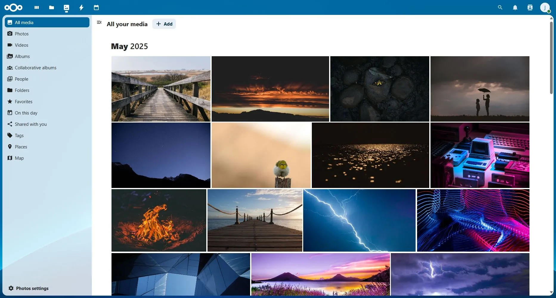 Màn hình chính của ứng dụng Nextcloud Photos hiển thị thư viện ảnh