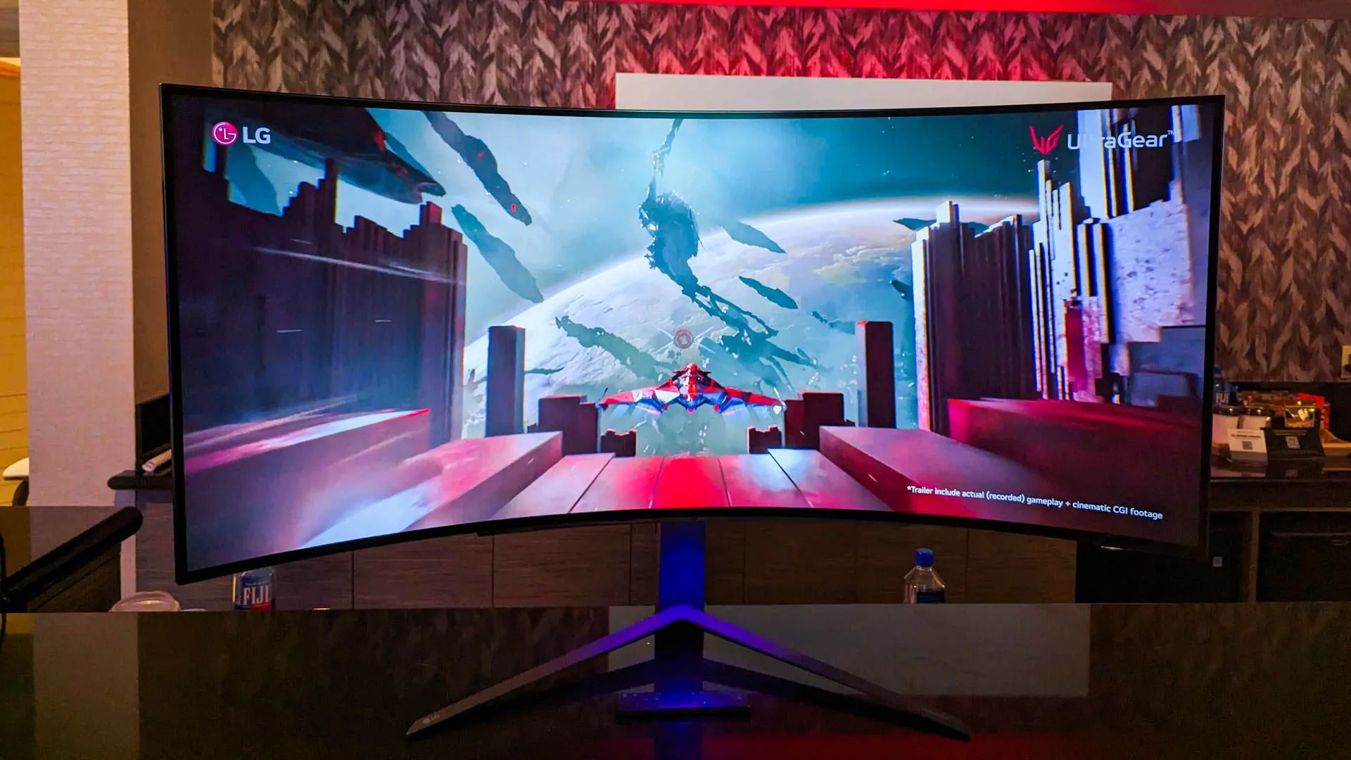 Màn hình chơi game LG UltraGear cong hiển thị đồ họa hiện đại, thể hiện sự phát triển công nghệ đồ họa từ những ngày đầu của OpenGL và DirectX
