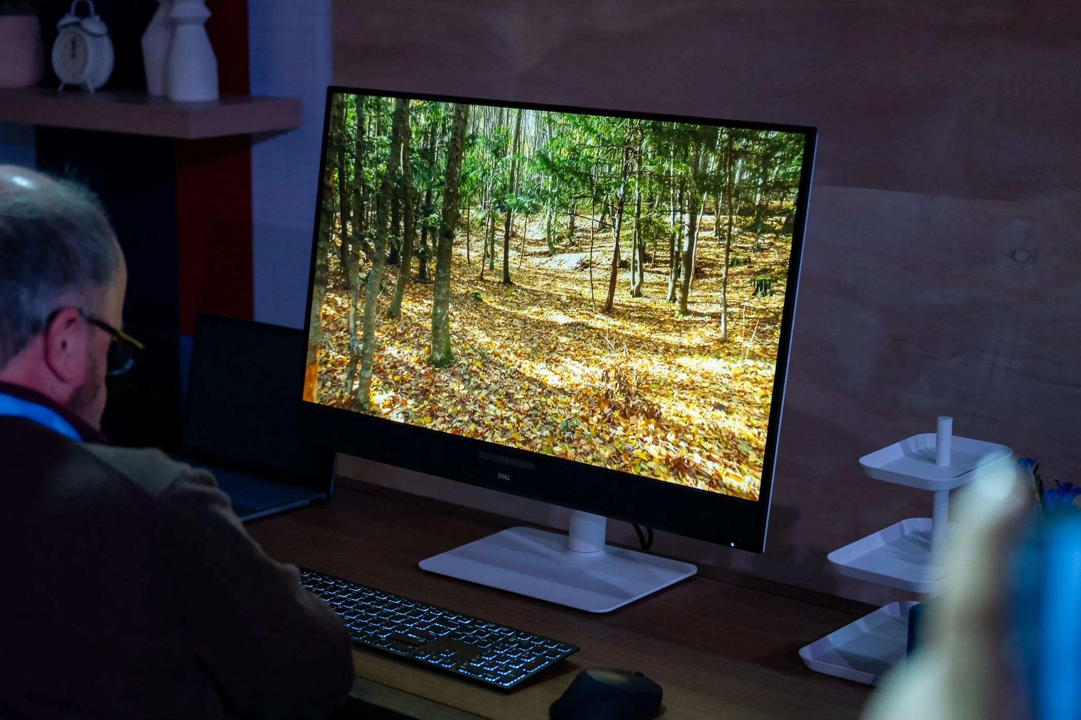 Màn hình Dell 32 Plus 4K QD-OLED hiển thị video, đại diện cho công nghệ tấm nền OLED tiên tiến.