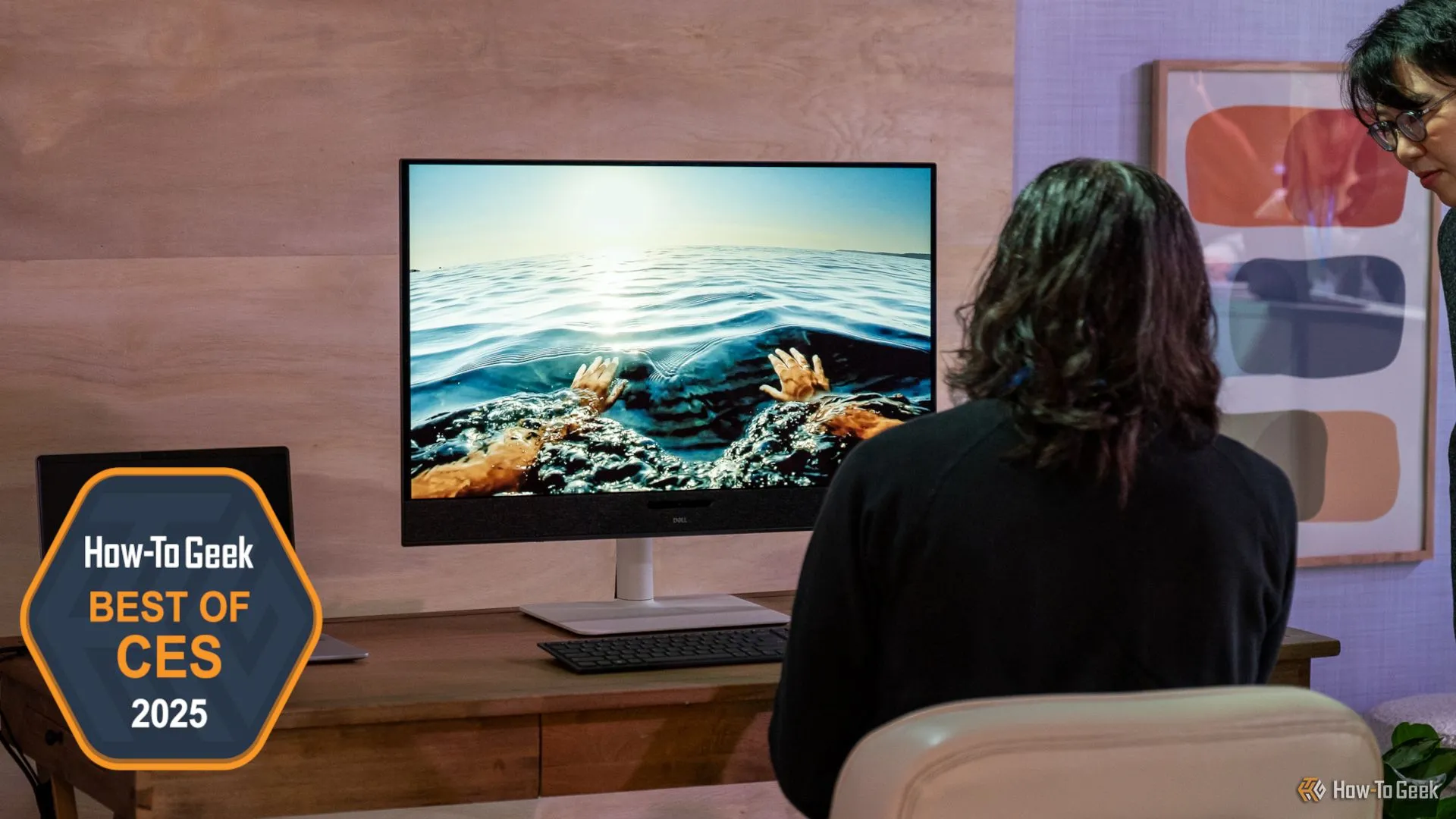 Màn hình Dell Ultrasharp 32 4K hiển thị một video với chất lượng cao