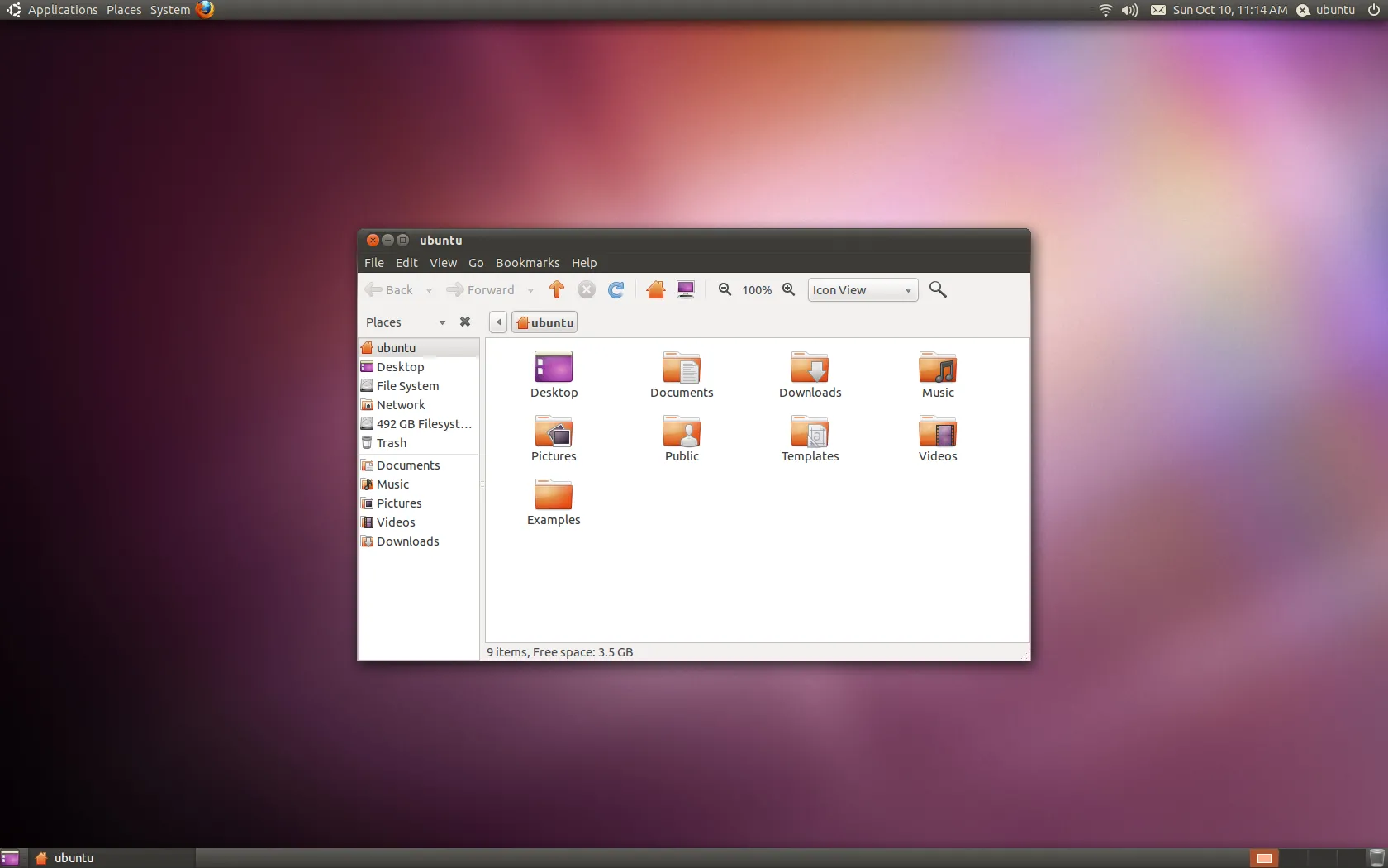 Màn hình desktop Ubuntu 10.10 Maverick Meerkat với giao diện màu tím và cam đặc trưng, hiển thị những thay đổi thiết kế gây tranh cãi.