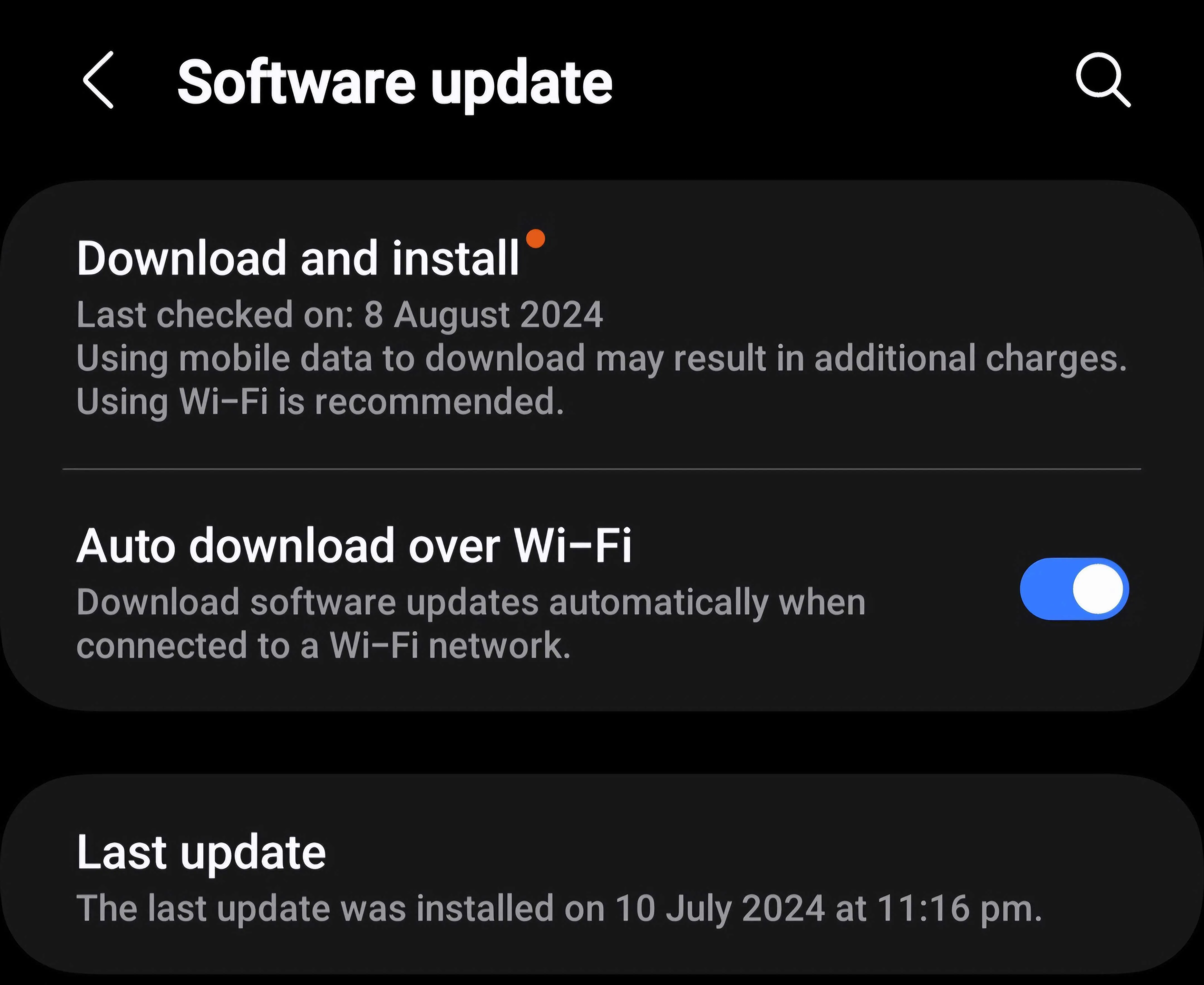 Màn hình điện thoại Android đang kiểm tra các bản cập nhật phần mềm mới nhất, khuyến khích người dùng luôn cập nhật hệ điều hành để tối ưu hiệu suất