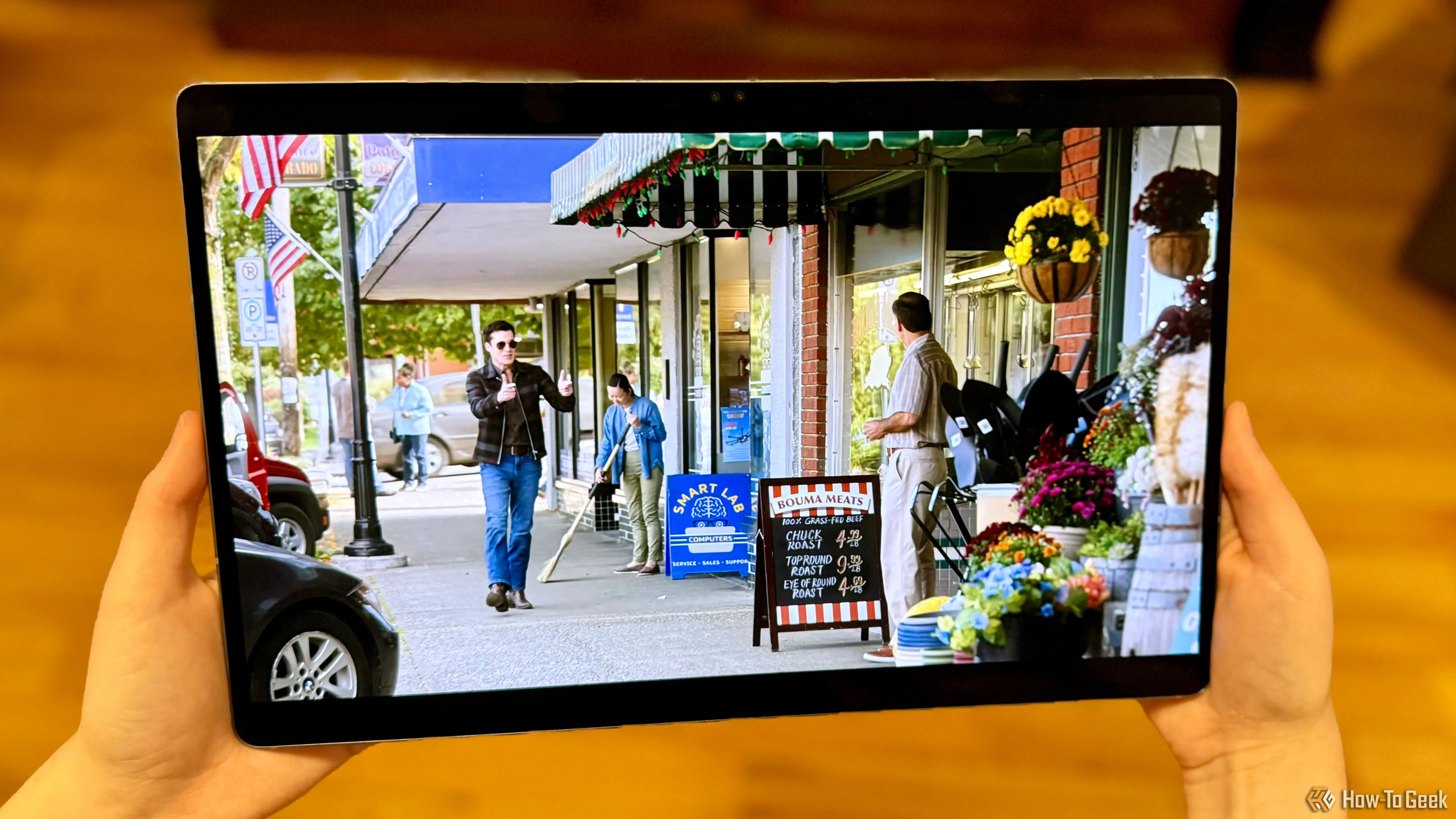 Màn hình Dynamic AMOLED 2X của Galaxy Tab S10 Ultra hiển thị cảnh phim sắc nét từ Netflix