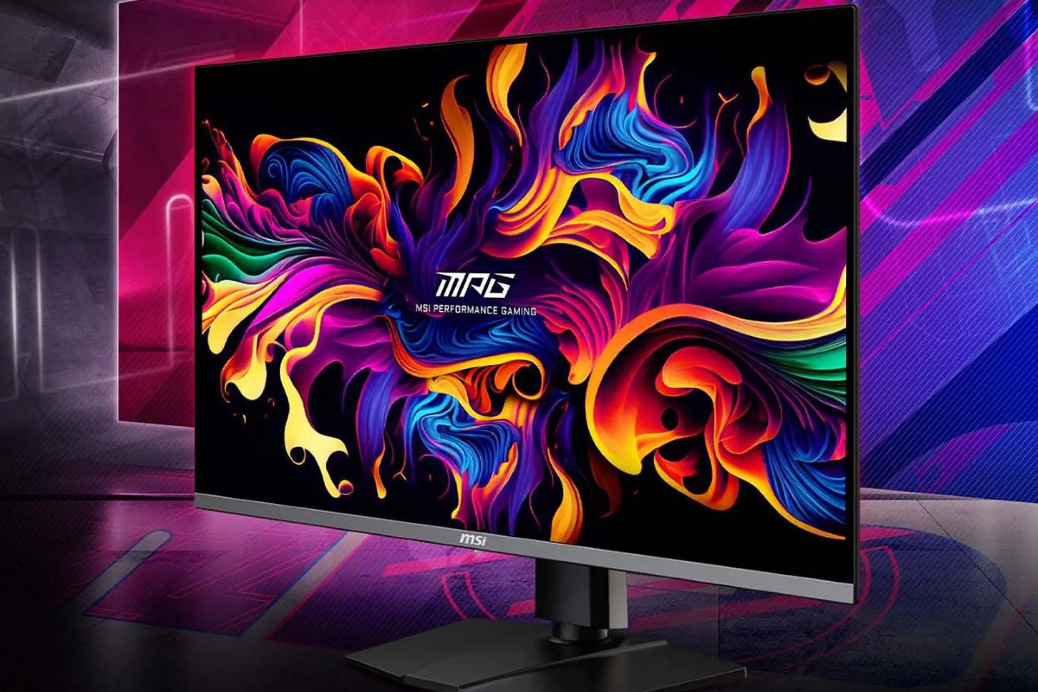 Màn hình gaming 4K MSI MPG 321URX QD-OLED 32 inch 240Hz trên bàn làm việc.