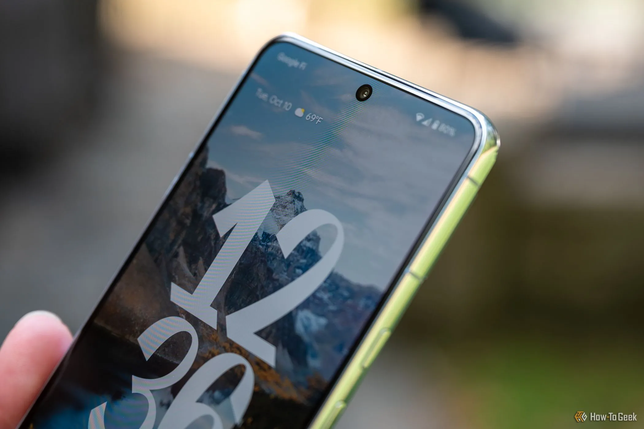 Màn hình hiển thị camera selfie trên Google Pixel 8 Pro với giao diện chụp ảnh.