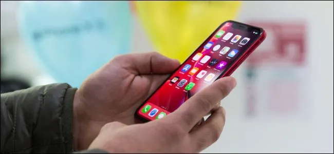 Màn hình iPhone hiển thị văn bản được phóng to, minh họa tính năng Kính lúp giúp người dùng dễ đọc hơn.