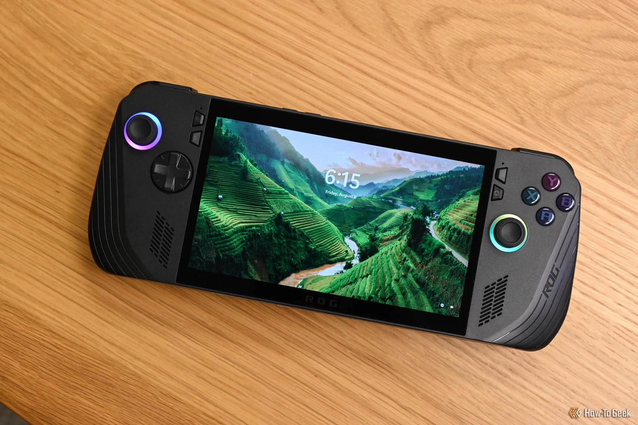 Màn hình khóa của Asus ROG Ally X hiển thị bố cục bàn phím mới của Windows 11 dành cho gamepad