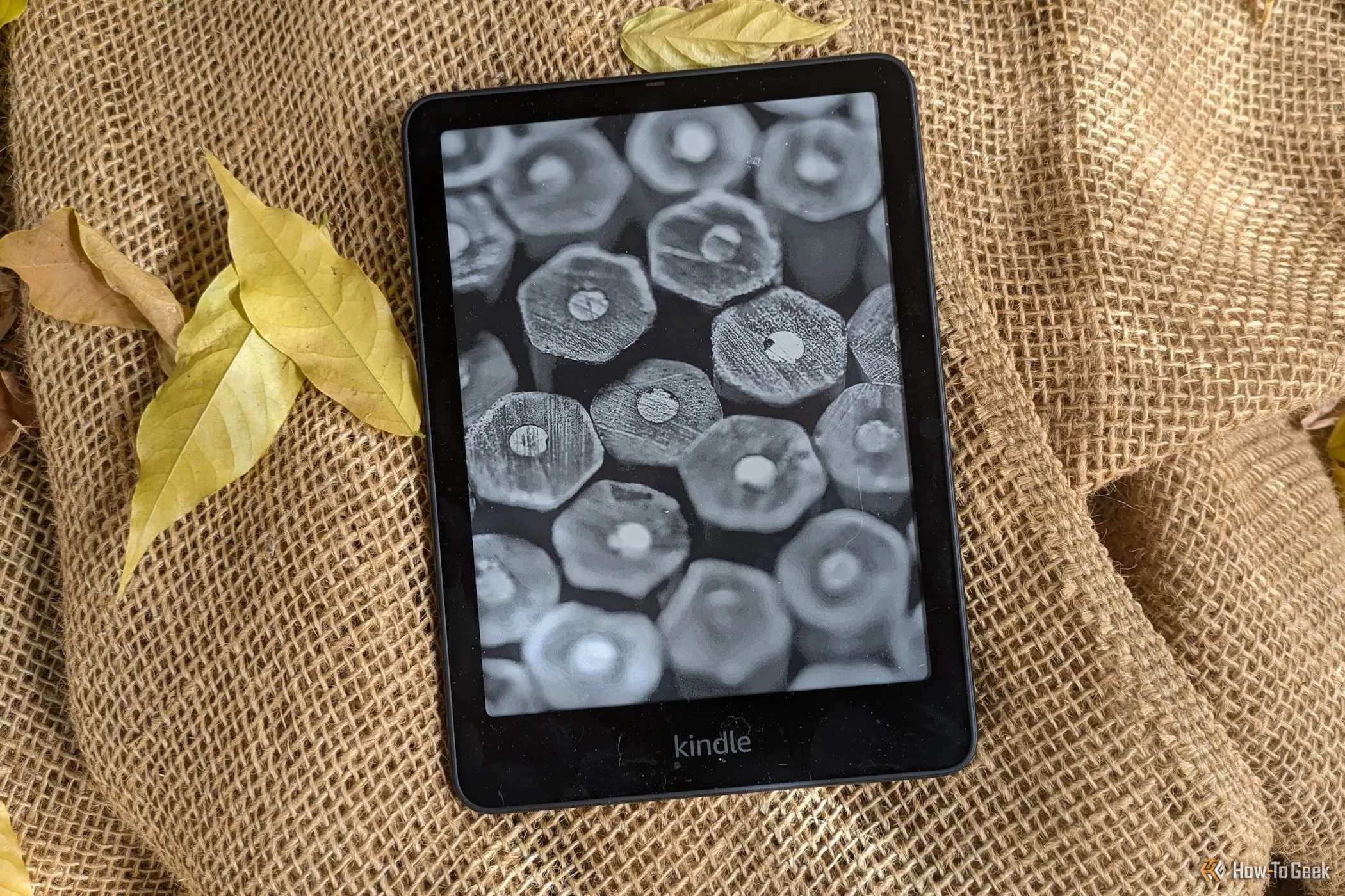 Màn hình khóa của Kindle Paperwhite SE (Thế hệ thứ 12) hiển thị giao diện đọc sách thân thiện