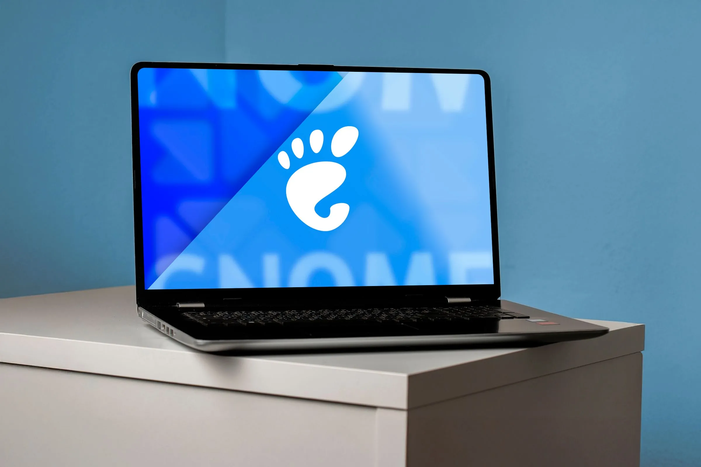 Màn hình laptop hiển thị logo GNOME, đại diện cho môi trường desktop GNOME 48 với nhiều cải tiến