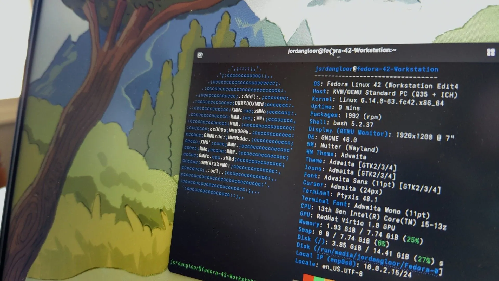 Màn hình máy tính xách tay hiển thị Fedora Linux 42 với cửa sổ terminal đang mở, minh họa môi trường làm việc