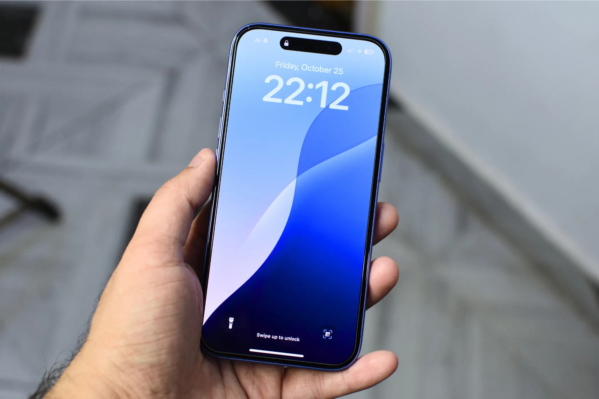Màn hình OLED của iPhone hiển thị hình nền khóa màu xanh, minh họa công nghệ màn hình chất lượng cao trên iPhone 17 Air.