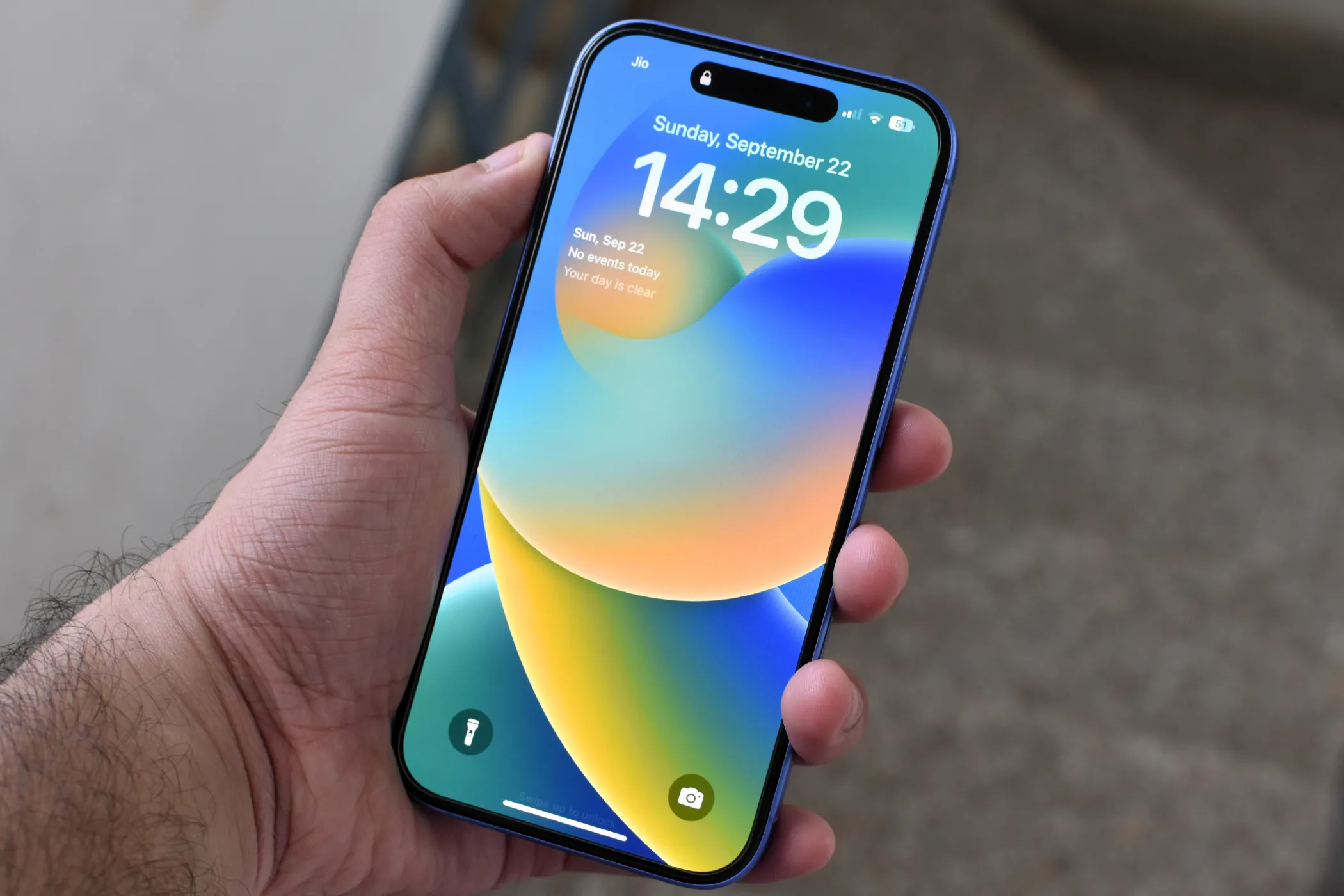 Màn hình smartphone hiển thị độ sáng ấn tượng, minh họa cho khái niệm độ sáng đỉnh (peak brightness) trong quảng cáo điện thoại.