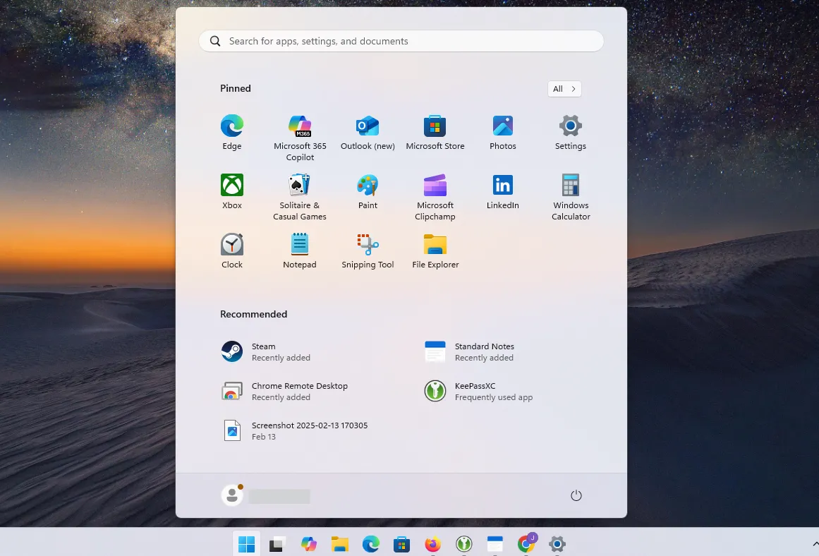 Màn hình Start Menu và thanh tác vụ Windows 11 với biểu tượng Copilot hiển thị rõ, thể hiện sự tích hợp AI không mong muốn.