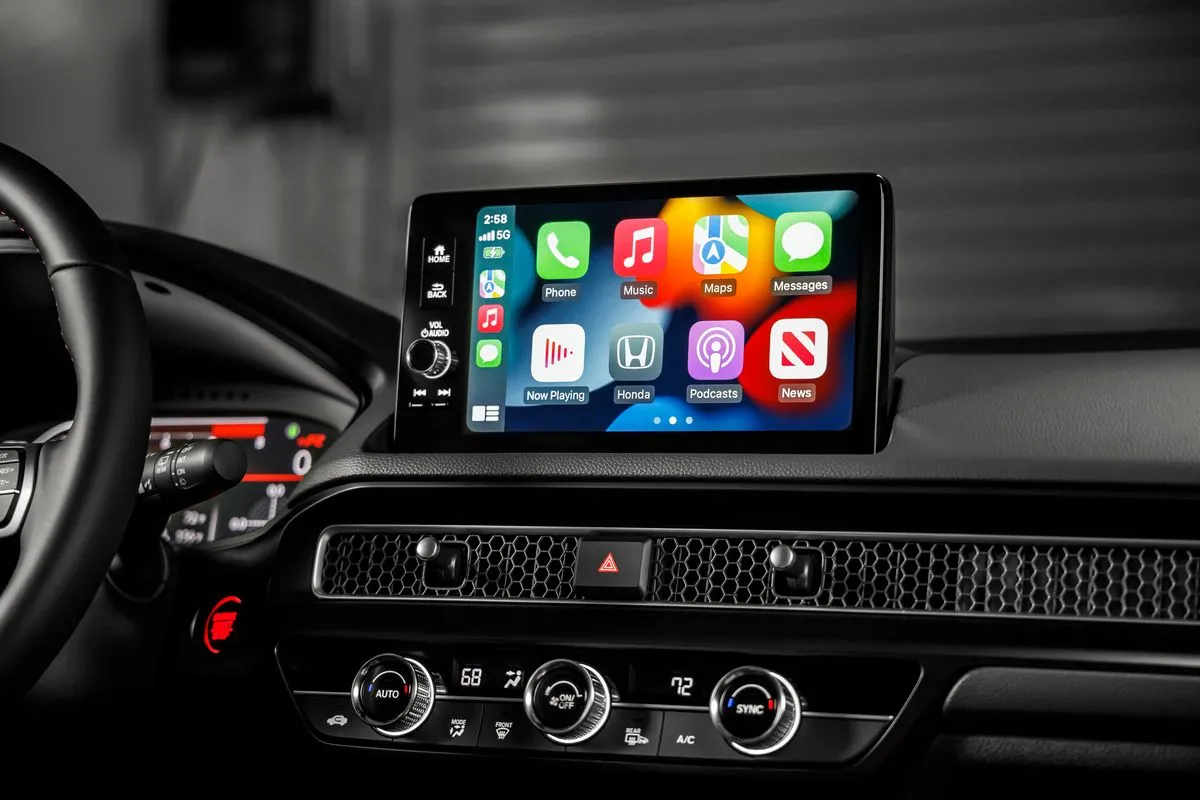 Màn hình thông tin giải trí của Honda Civic Type-R 2023 hiển thị giao diện Apple CarPlay, tích hợp Apple Music.