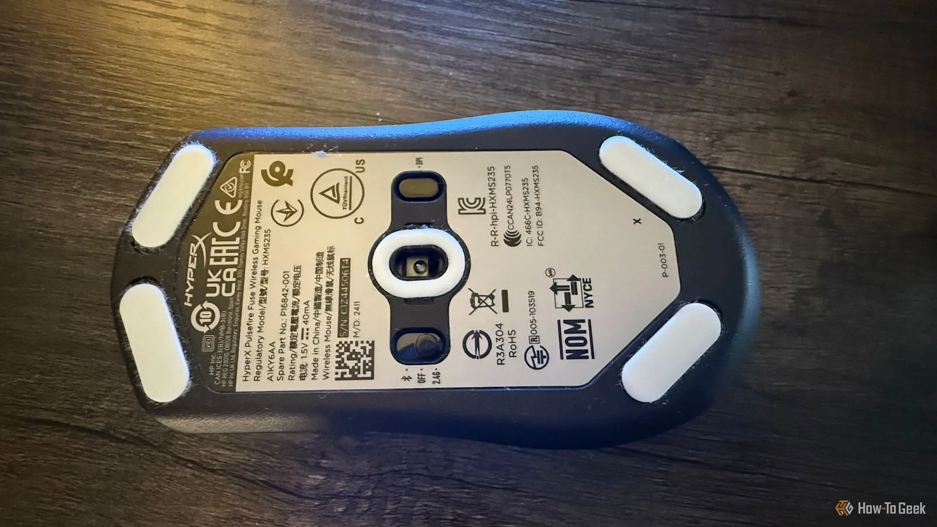 Mặt đáy của chuột HyperX Pulsefire Fuse, hiển thị feet và cảm biến.