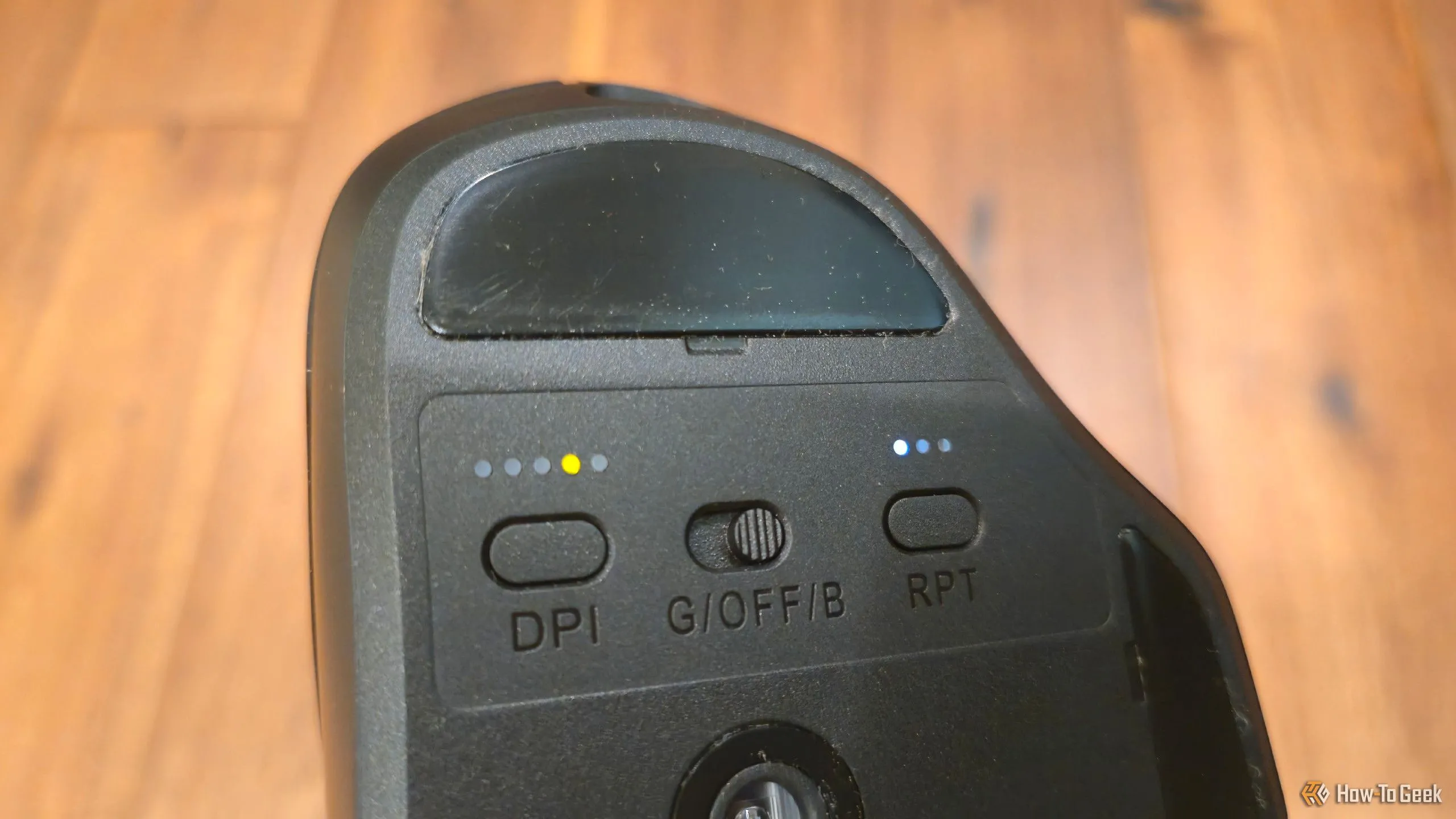 Mặt dưới của chuột Keychron M7 hiển thị các nút điều chỉnh DPI và Polling Rate
