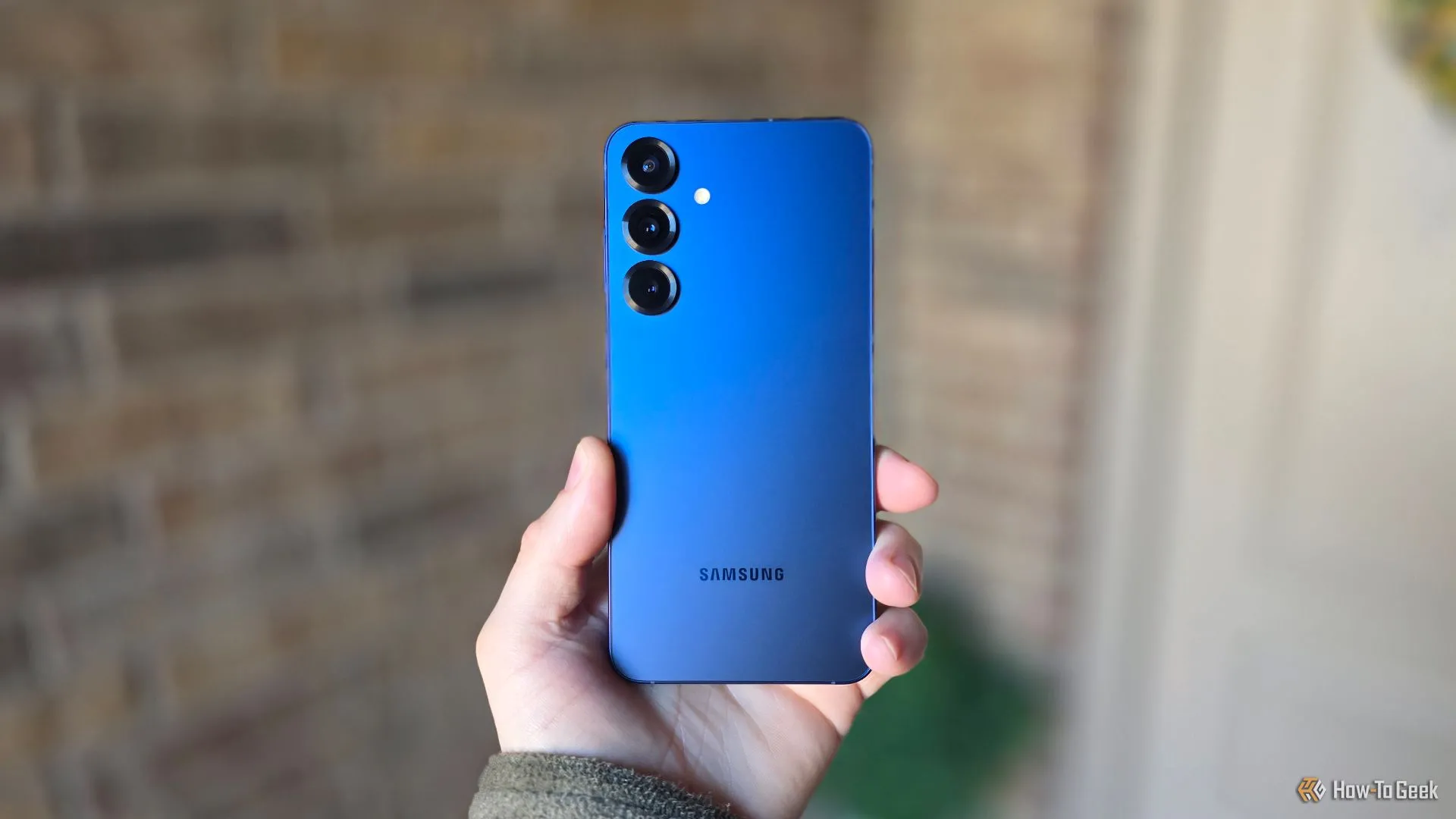 Mặt lưng của Galaxy S25 Plus màu xanh dương, minh họa thiết kế gọn gàng và hiện đại