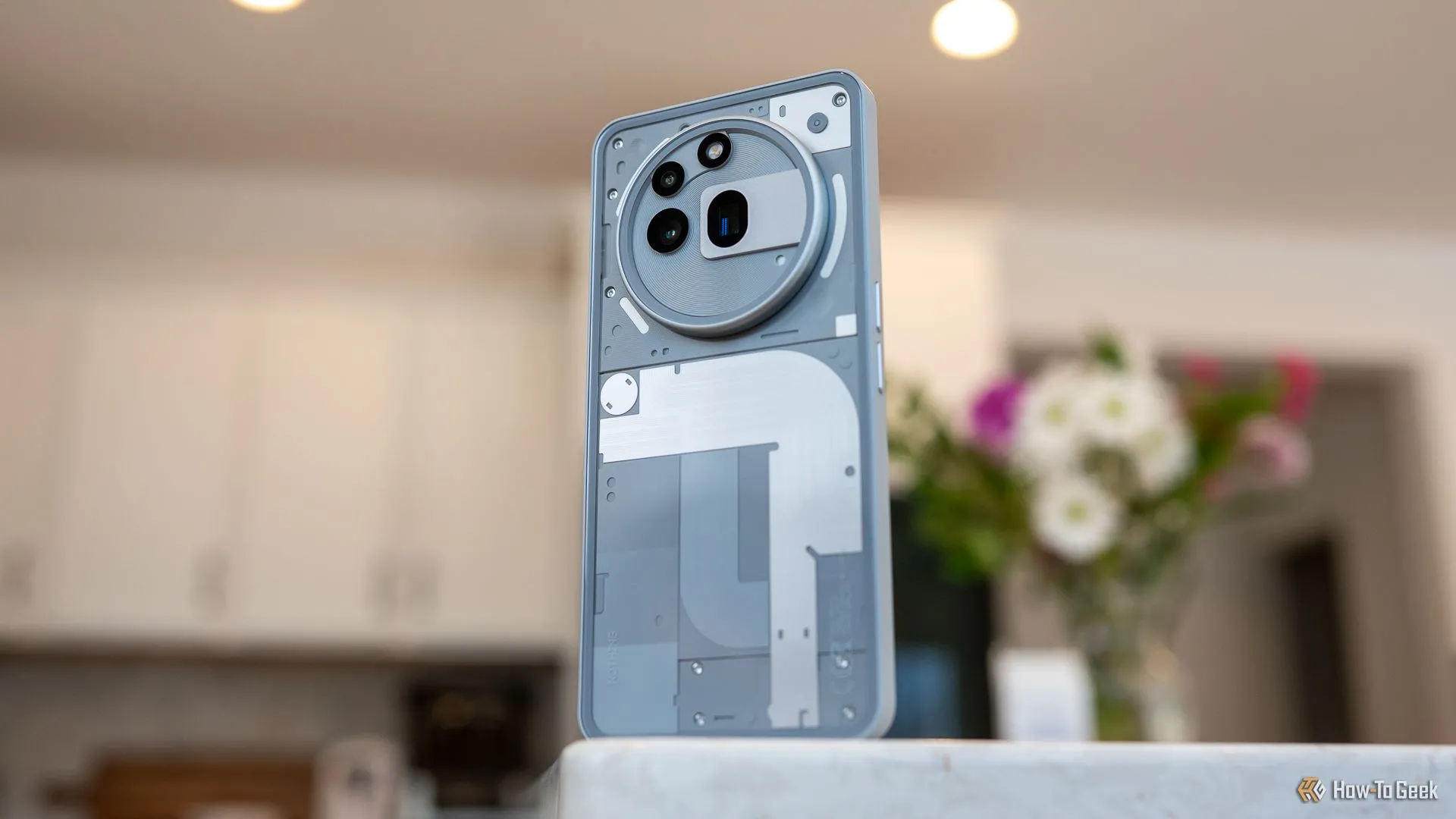 Mặt lưng của Nothing Phone (3a) Pro, thể hiện phong cách thiết kế đặc trưng và những chi tiết độc đáo của dòng sản phẩm Nothing.