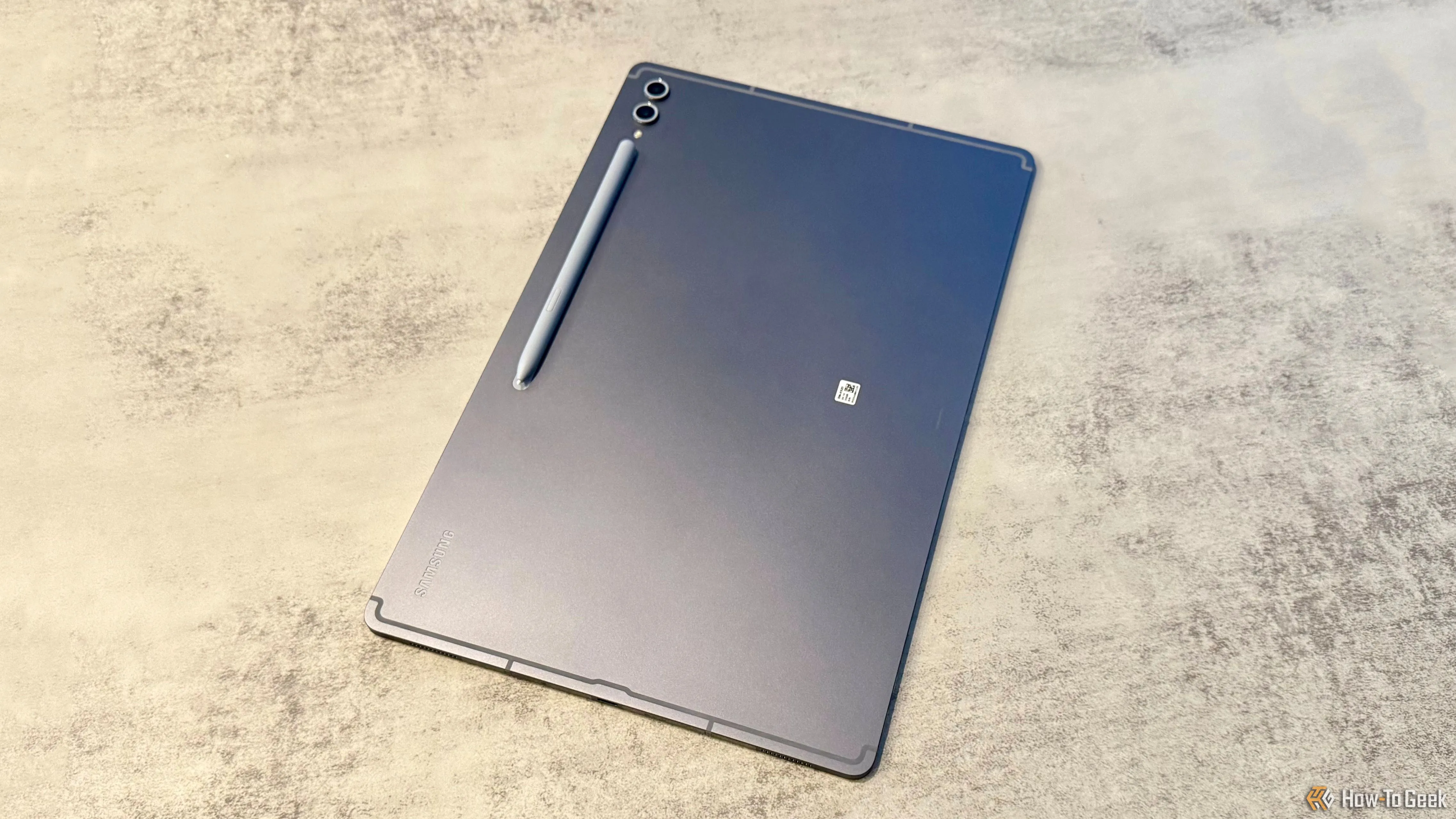 Mặt lưng Samsung Galaxy Tab S10 Ultra màu bạc với bút S Pen được gắn từ tính