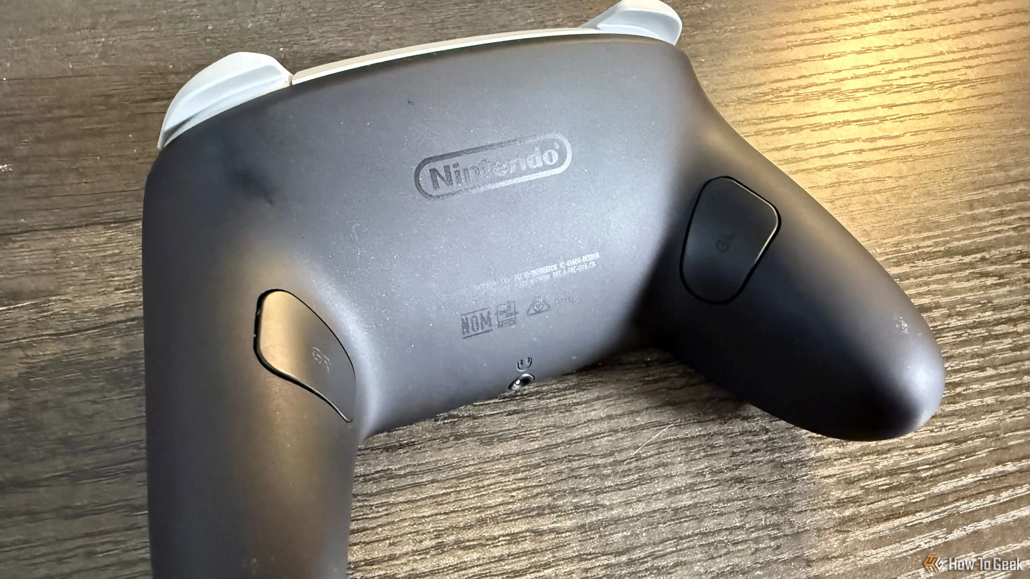 Mặt lưng và các nút gạt phụ (paddle) phía sau của tay cầm Nintendo Switch 2 Pro, cho phép tùy chỉnh linh hoạt