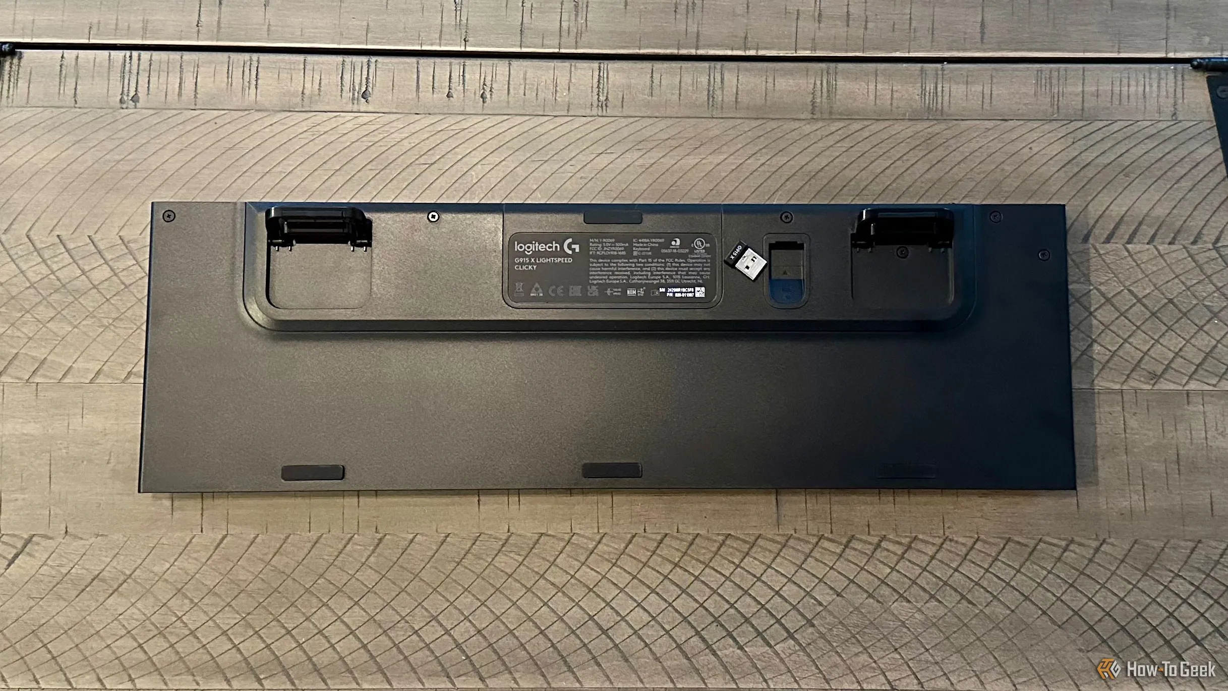 Mặt sau bàn phím Logitech G915 X Lightspeed hiển thị chân đế và khe chứa receiver USB
