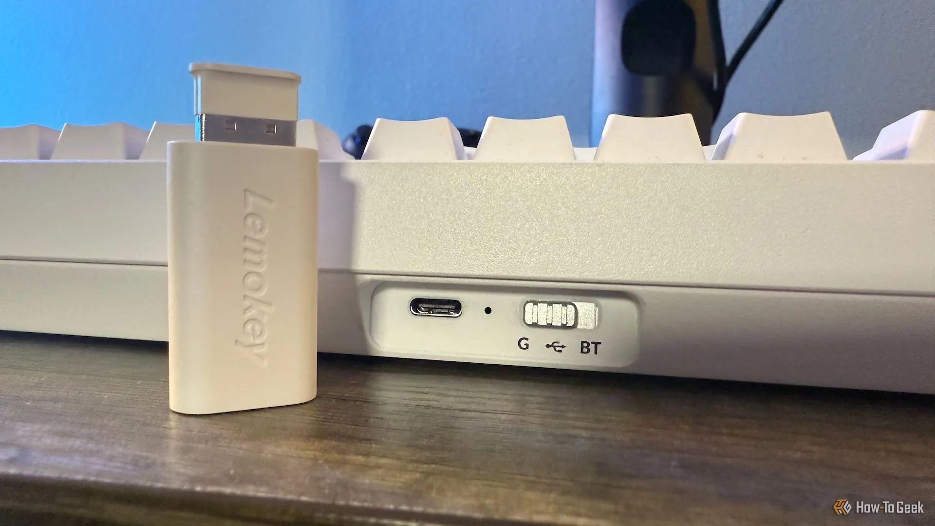 Mặt sau của bàn phím Lemokey P1 HE, hiển thị công tắc chế độ kết nối và bộ chuyển đổi 2.4 GHz