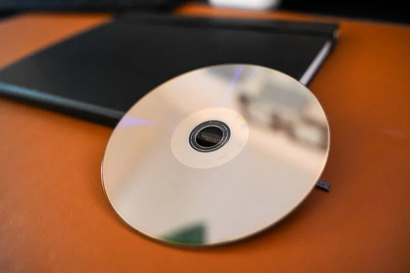 Mặt sau của đĩa DVD với dữ liệu được khắc.
